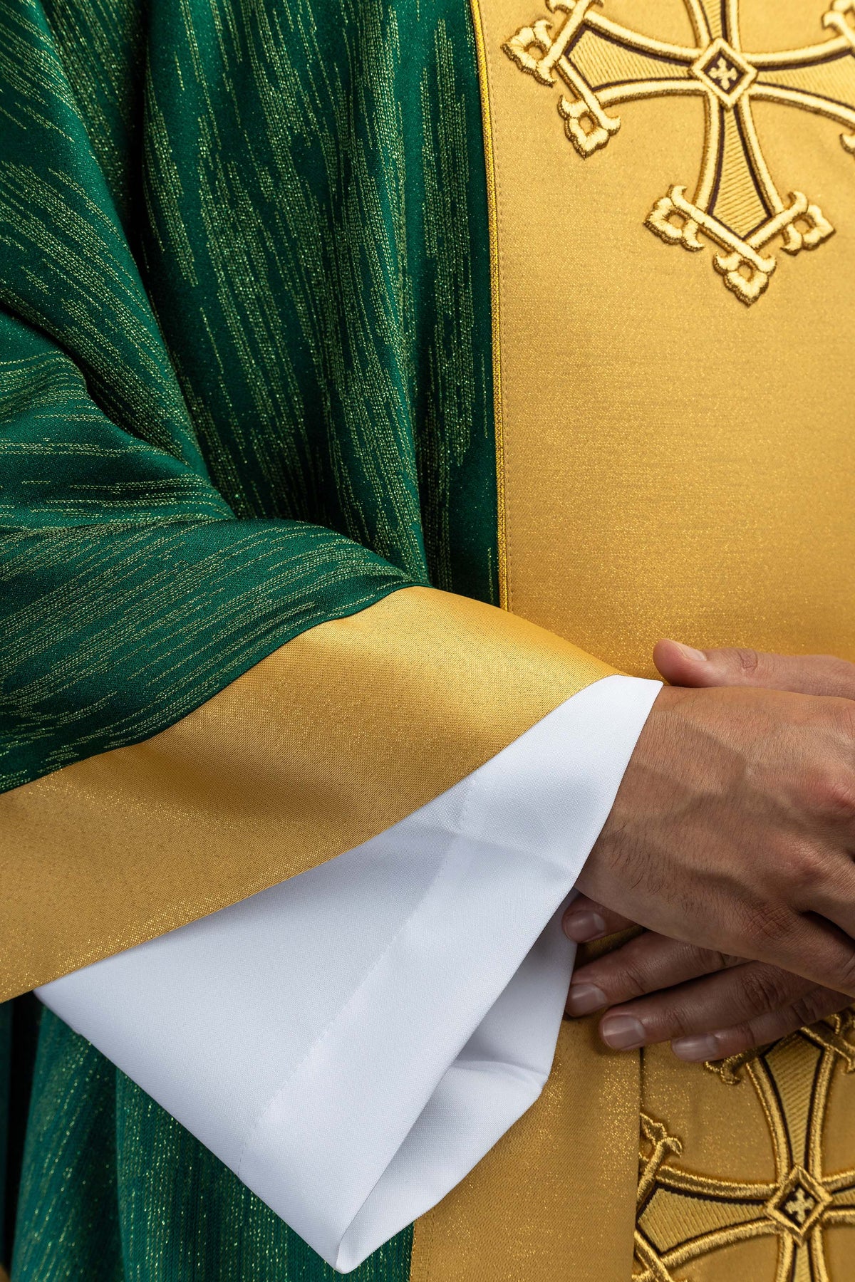 Casula verde com detalhe do tecido ornamental verde e acabamento dourado nos punhos