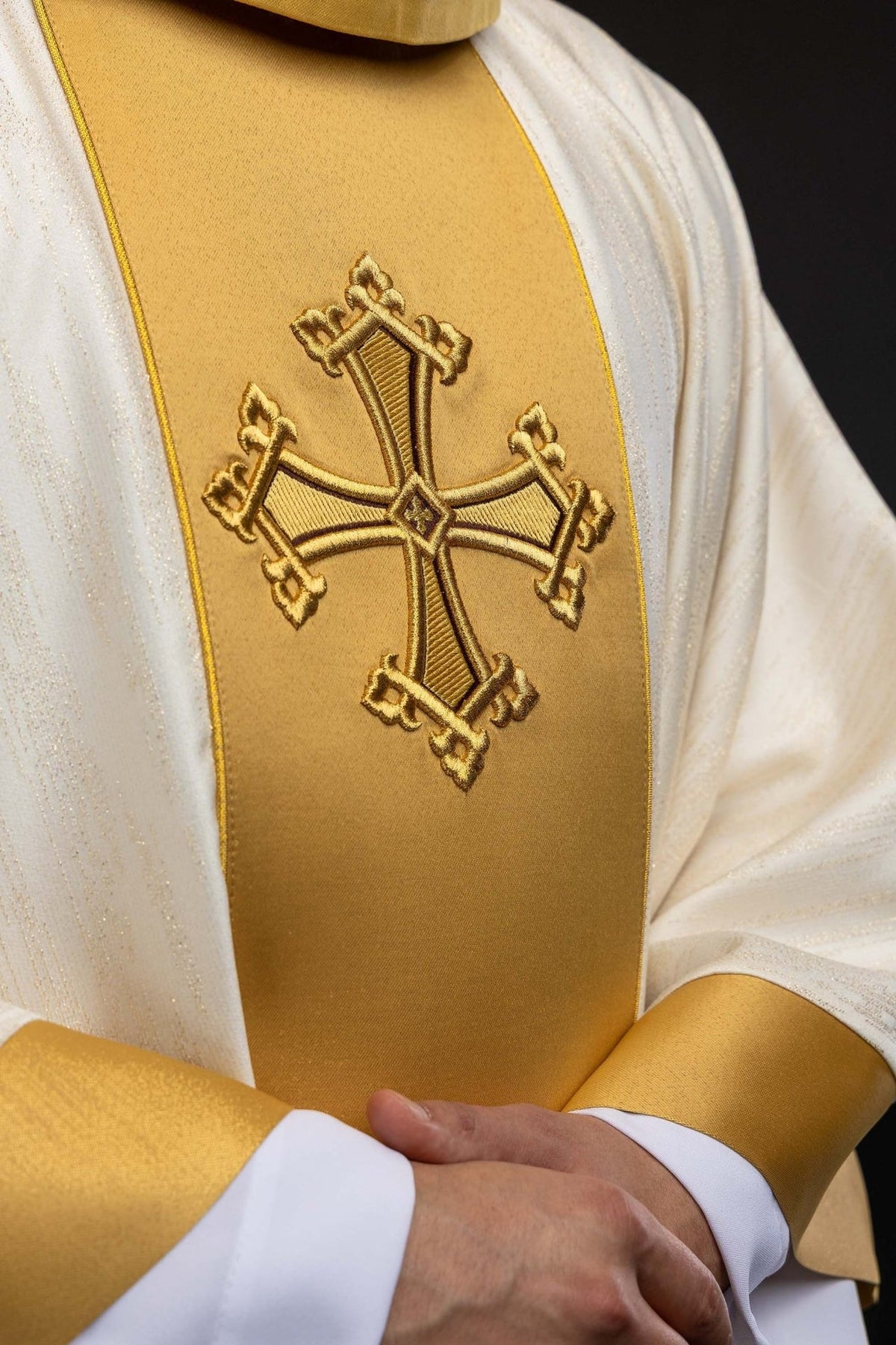 Casula litúrgica ecru, detalhe frontal da cruz em bordado dourado