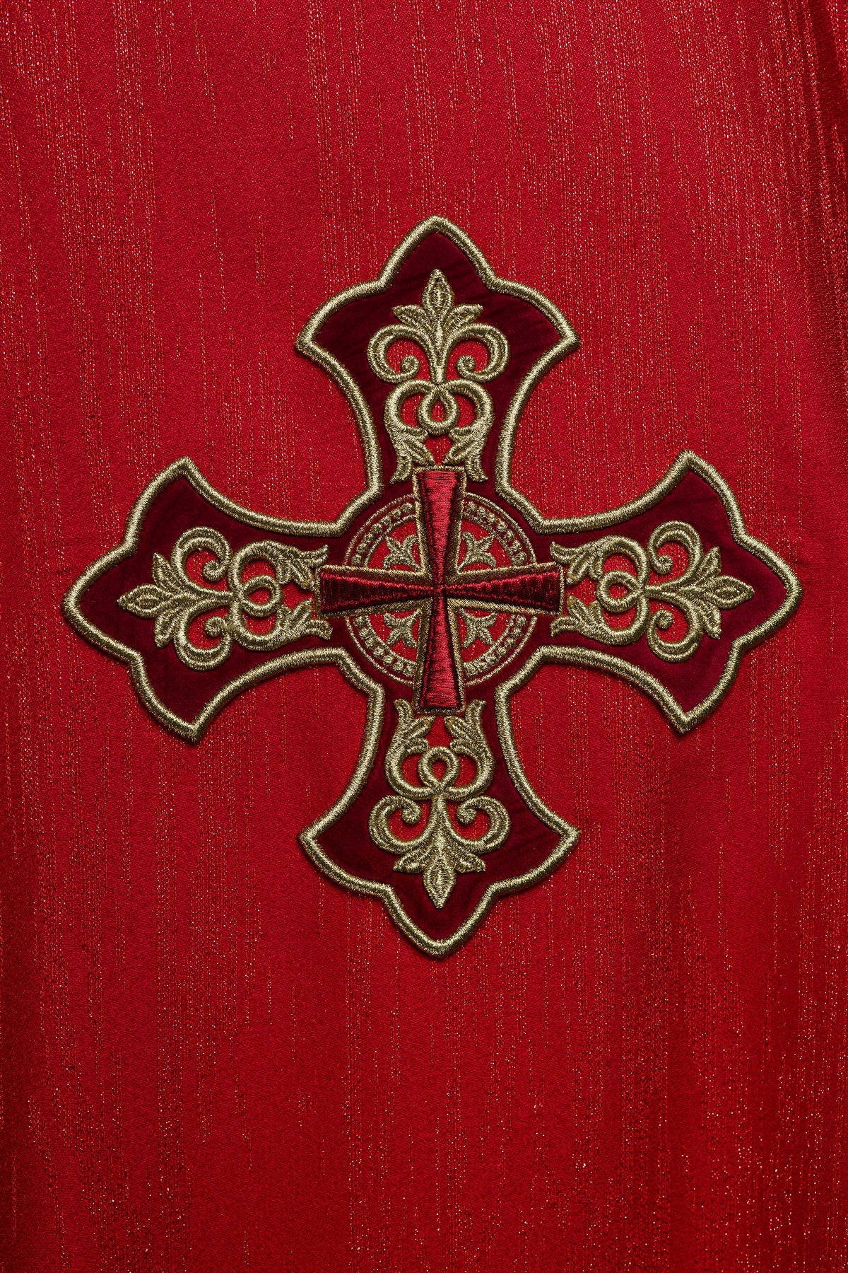 Casula vermelha com cruz bordada, close-up do bordado frontal