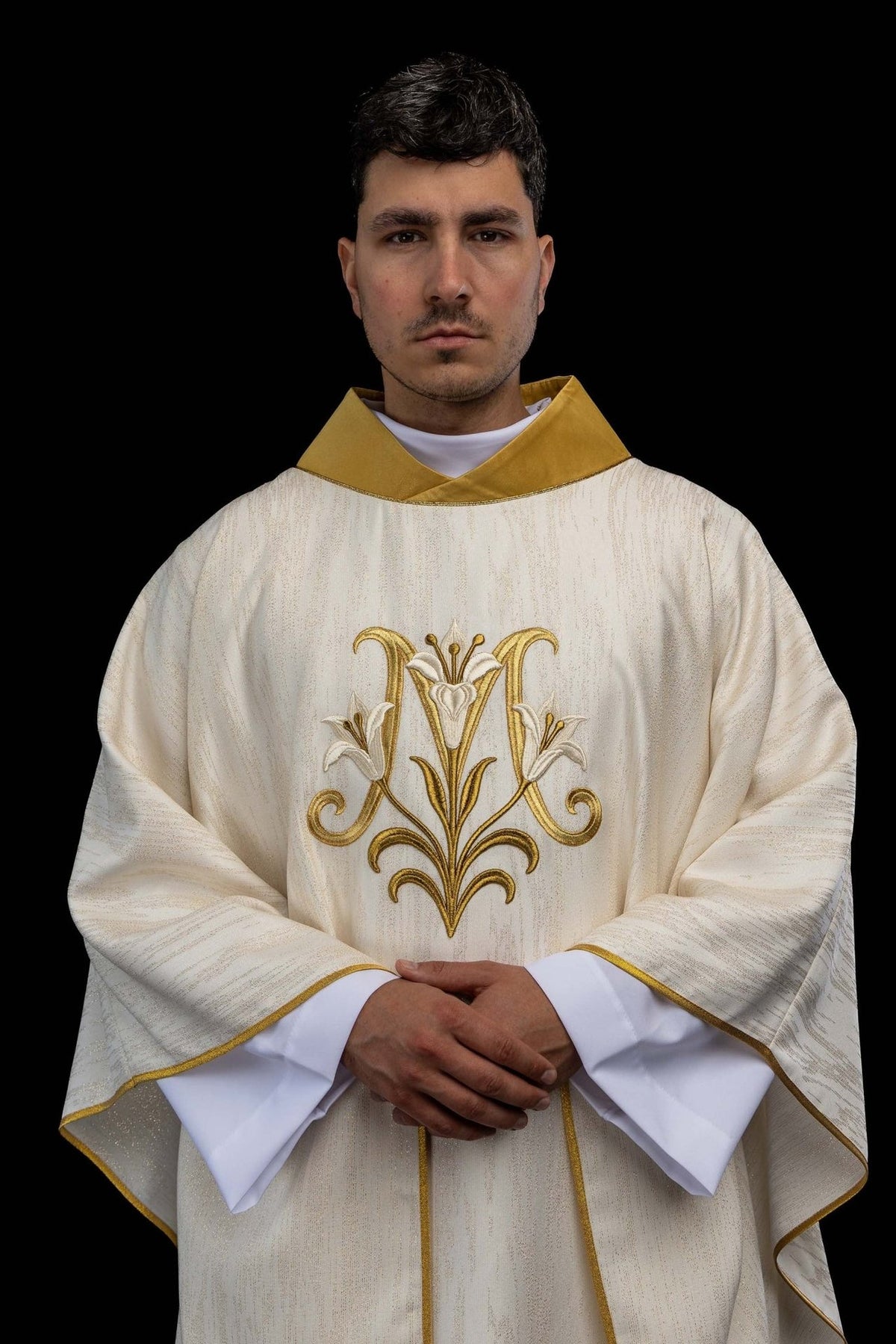 Casula bordada mariana marfim ecru com motivo de lírios, vista frontal vestida, com bordado dourado e branco