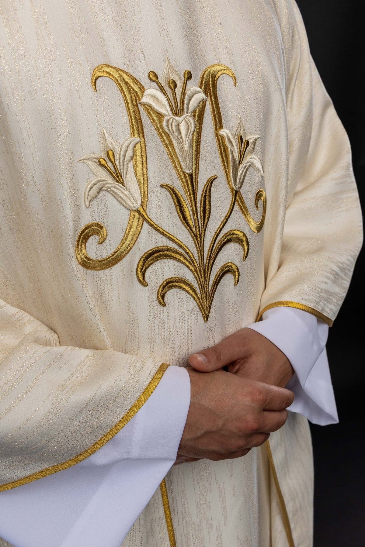 Casula mariana marfim ecru em close-up frontal, com lírios bordados e arabescos dourados