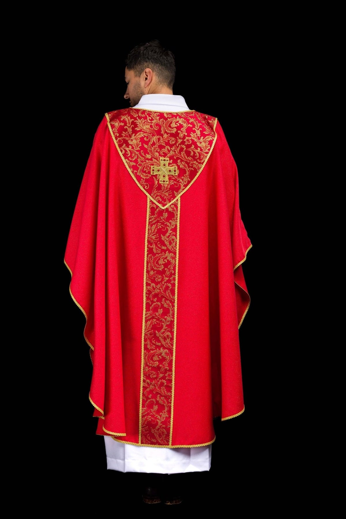 Casula vermelha vista de trás, com cruz dourada, tecido jacquard e galão dourado