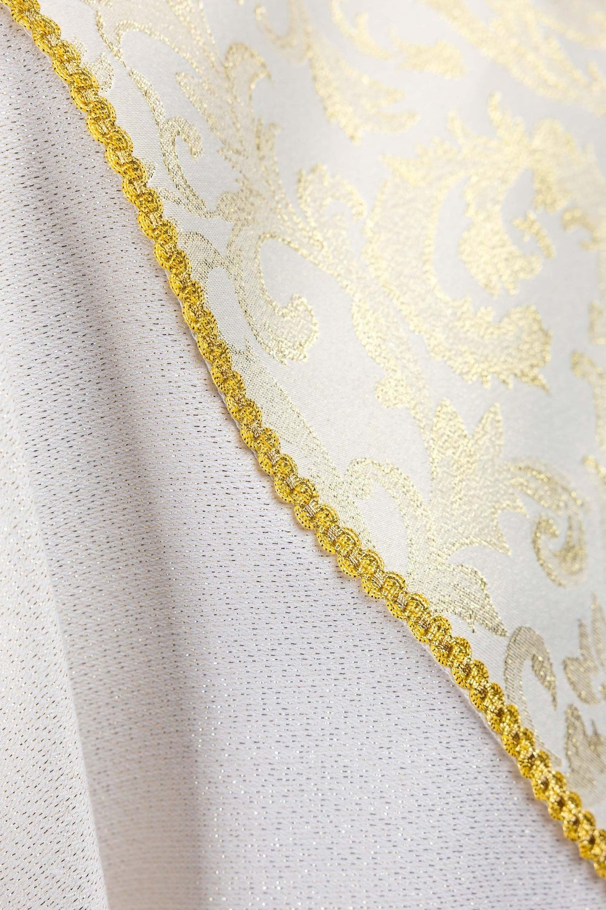 Casula marfim ecru com tecido jacquard e galão dourado em close-up