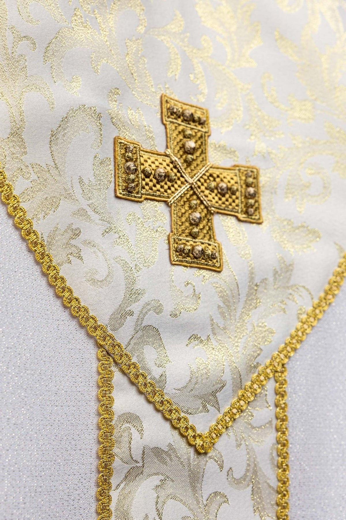 Casula marfim ecru com cruz dourada e jacquard, detalhe frontal