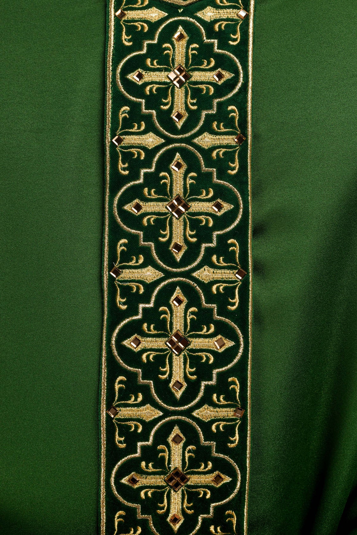 Casula verde com faixa estreita, close do bordado dourado e pedras decorativas