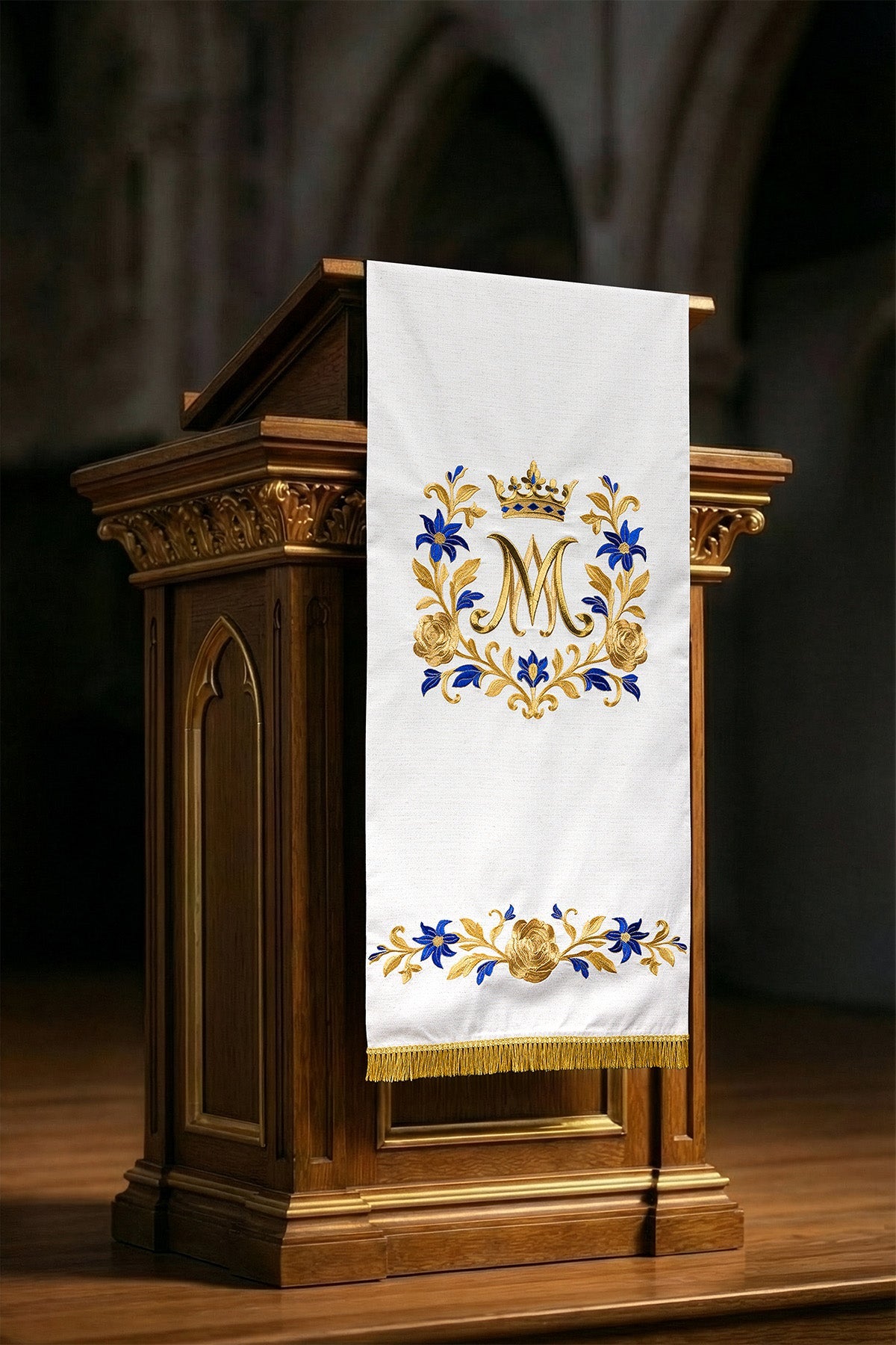 Pano para ambão com bordado mariano creme, vista frontal com monograma M, coroa, flores e franjas douradas