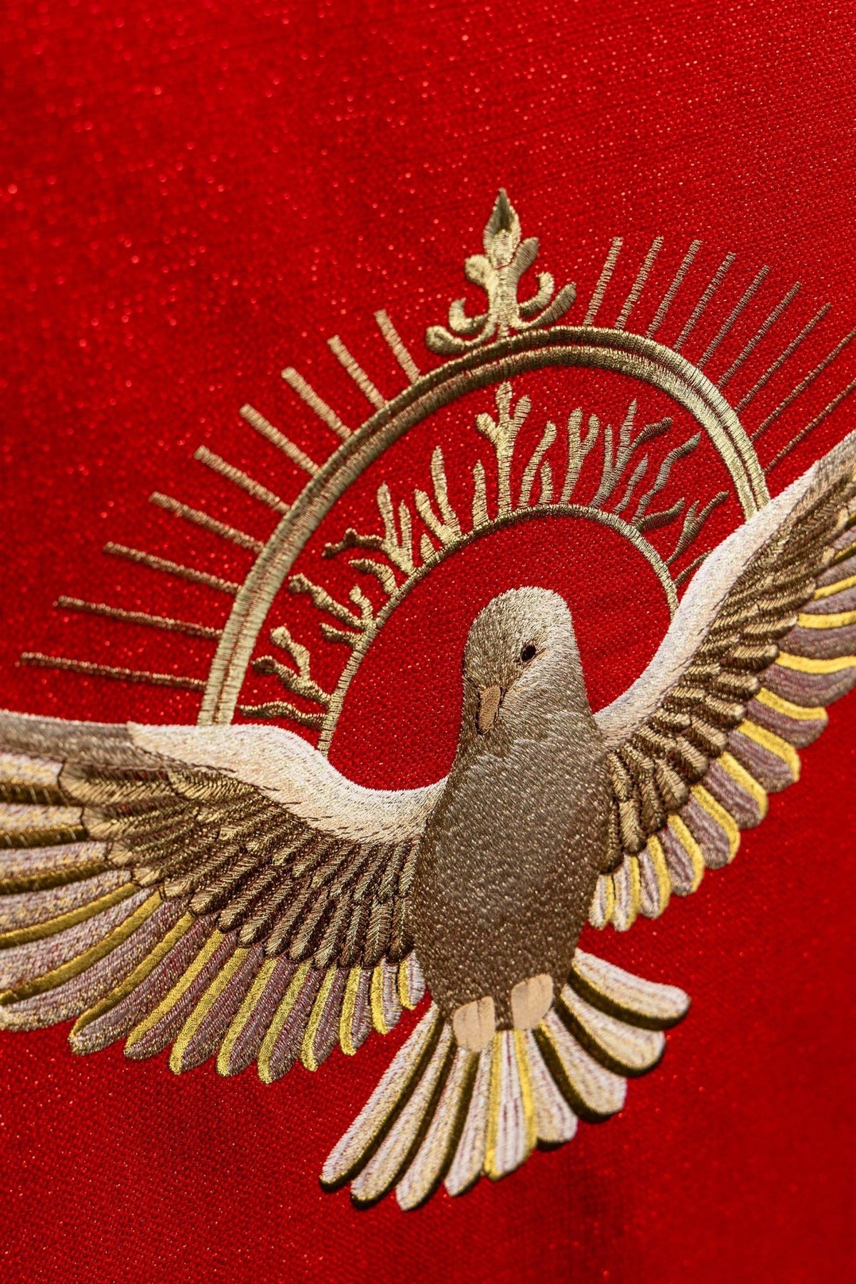 Toalha de ambão com close-up do bordado do Espírito Santo e resplendor