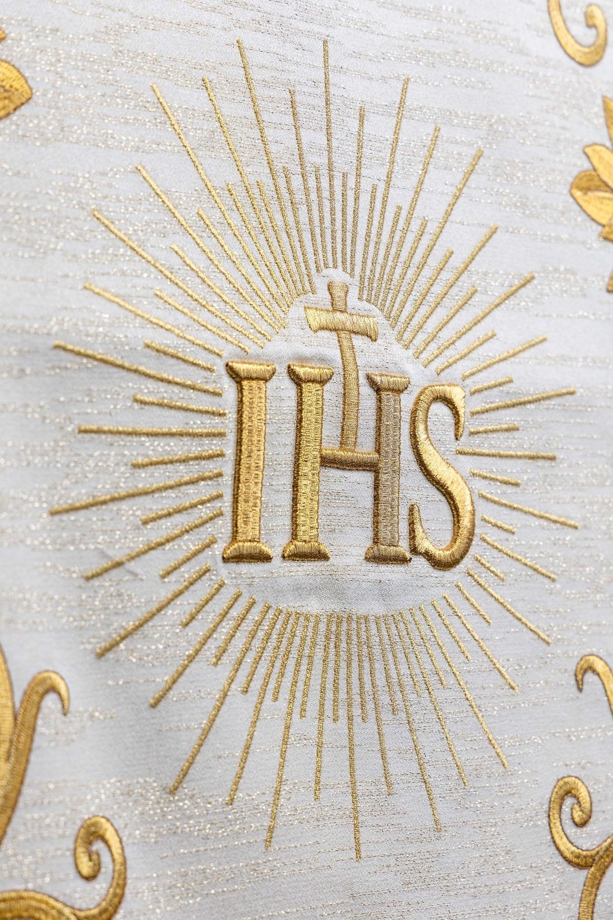 Toalha de ambão com close-up do monograma IHS bordado em dourado