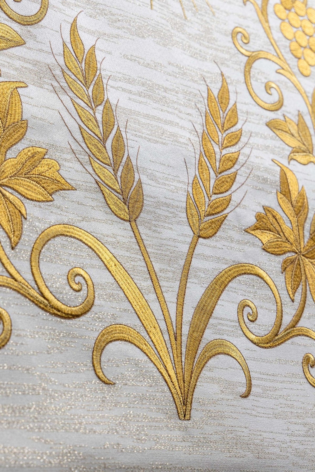 Toalha de ambão com close-up de espigas e arabescos bordados em dourado