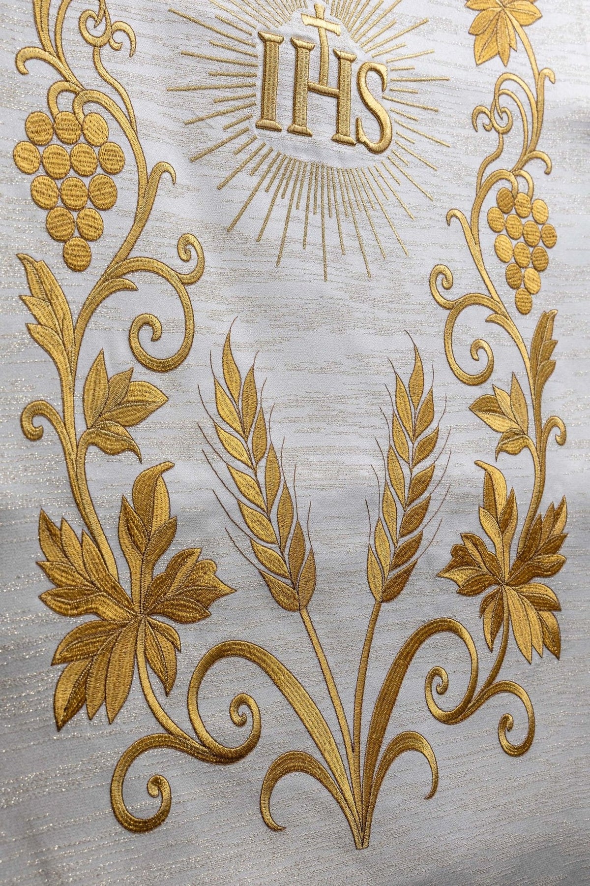 Toalha de ambão com detalhe de espigas, folhas e arabescos bordados em dourado