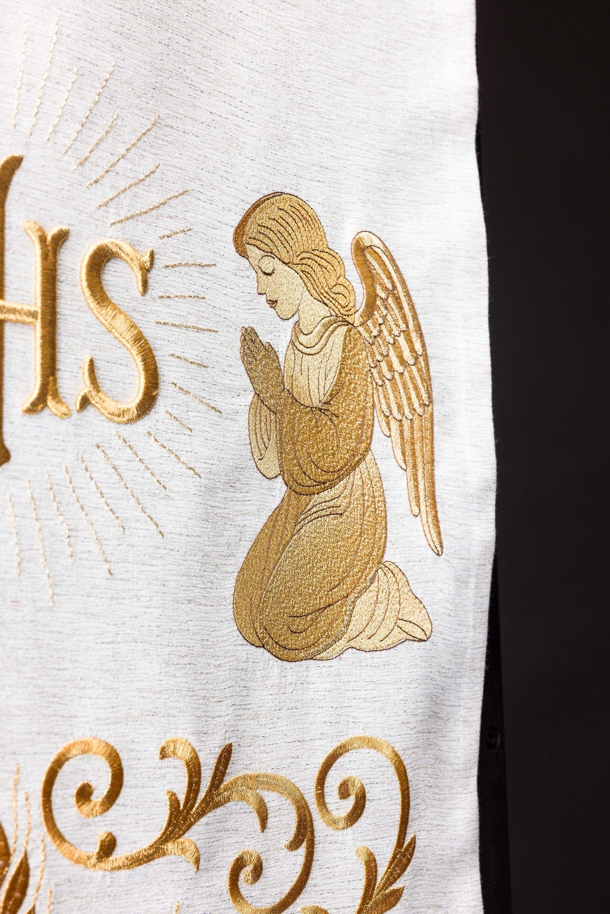 Pano para ambão com detalhe do anjo ajoelhado e monograma IHS bordados em dourado