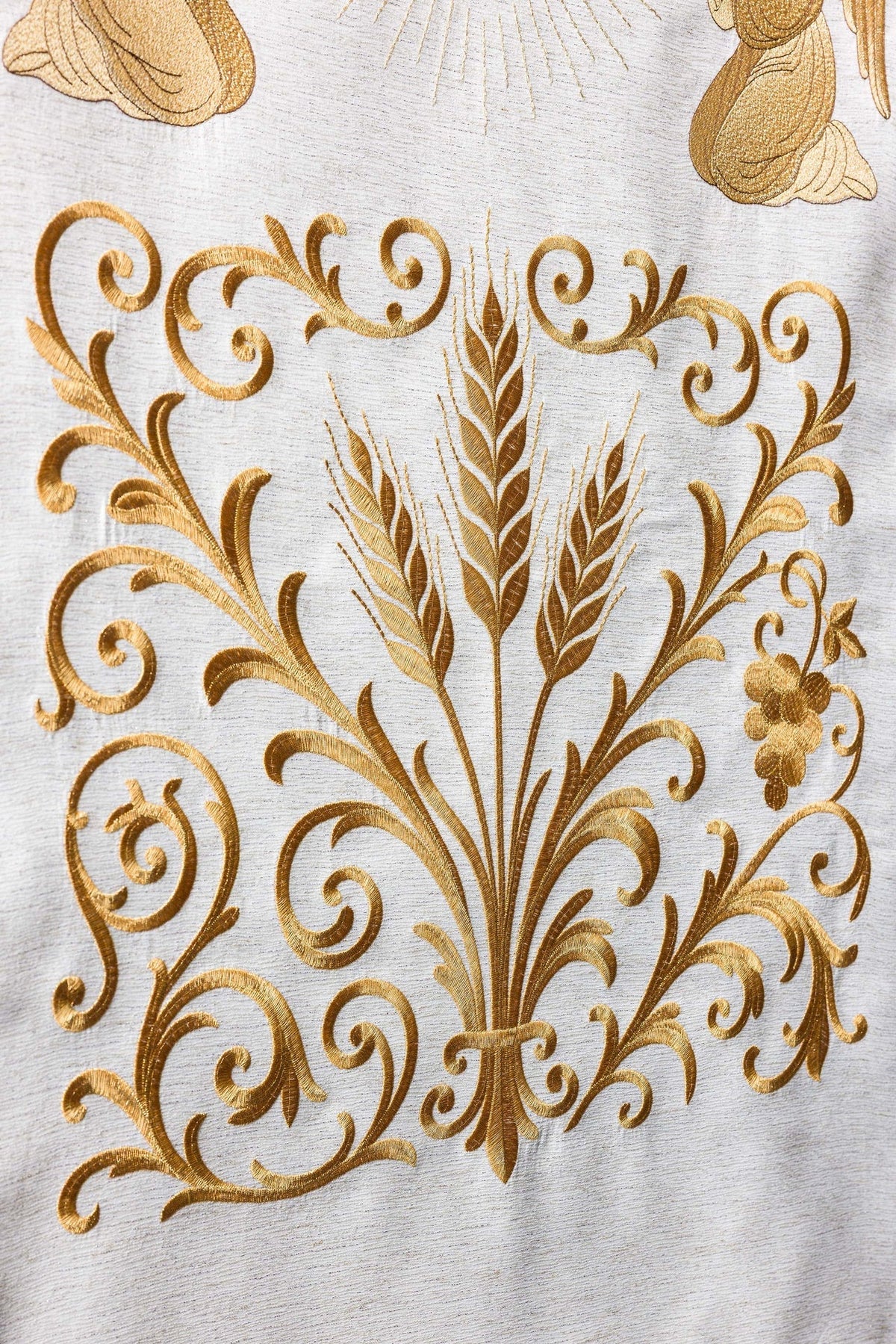 Pano para ambão com close-up do arabesco dourado, espigas de trigo e flores