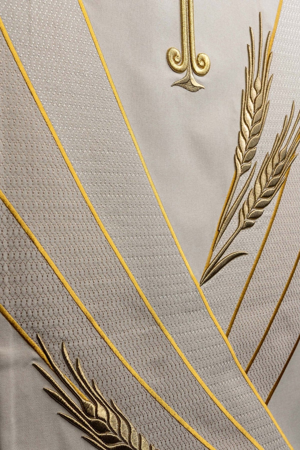 Toalha de ambão com detalhe das faixas diagonais e espigas bordadas