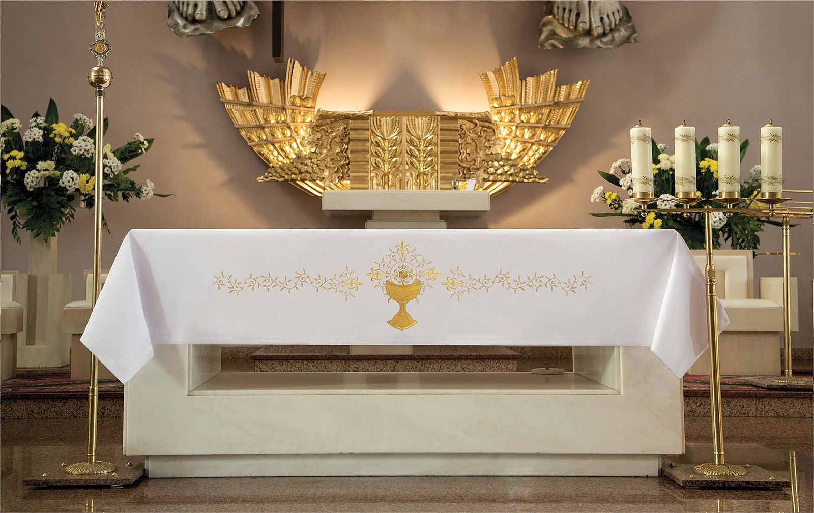 Toalha de altar com bordado frontal dourado de cálice e hóstia