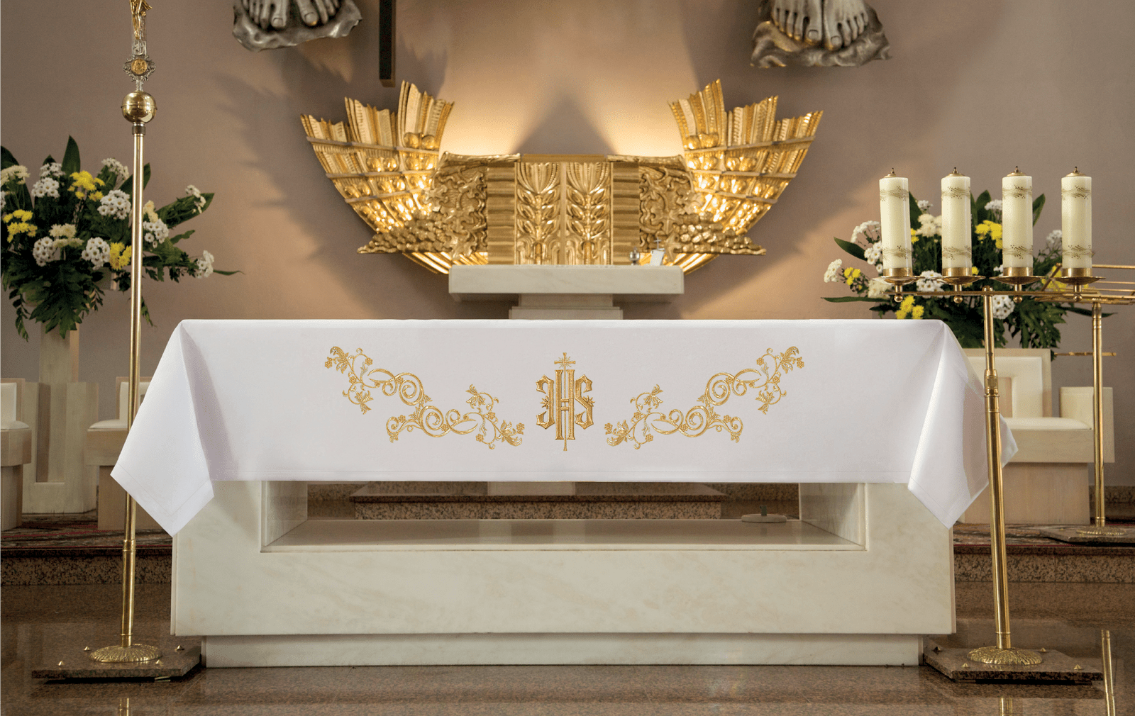 Toalha de altar com bordado frontal dourado IHS