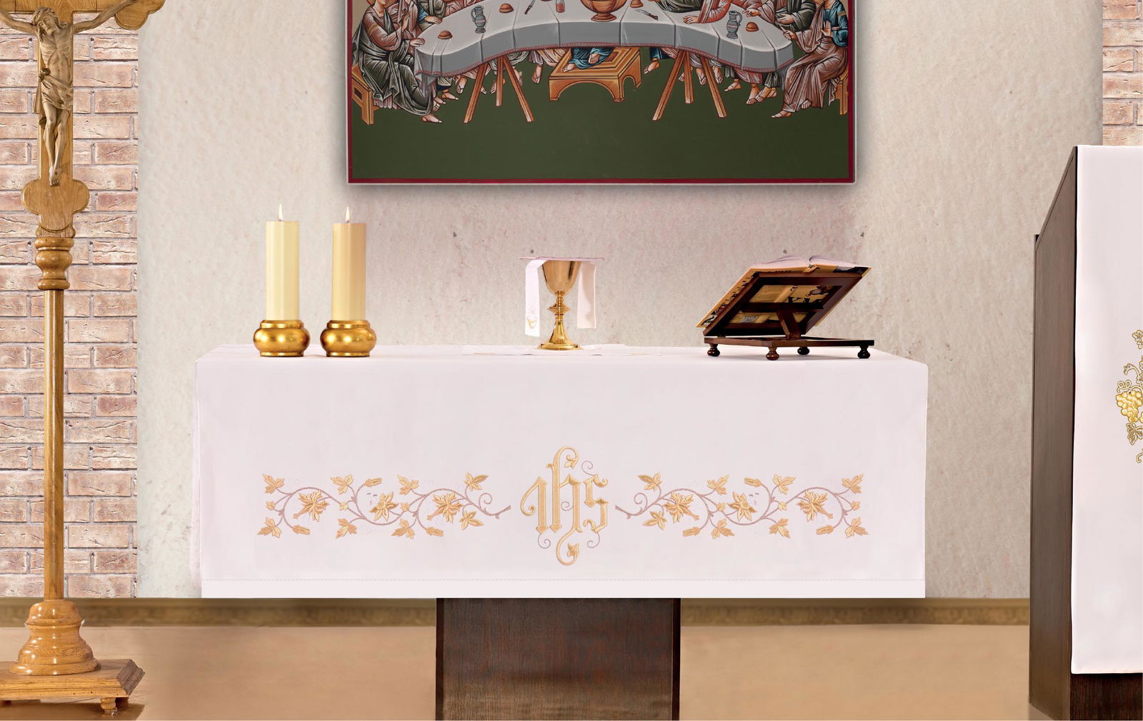 Toalha de altar com bordado frontal dourado IHS
