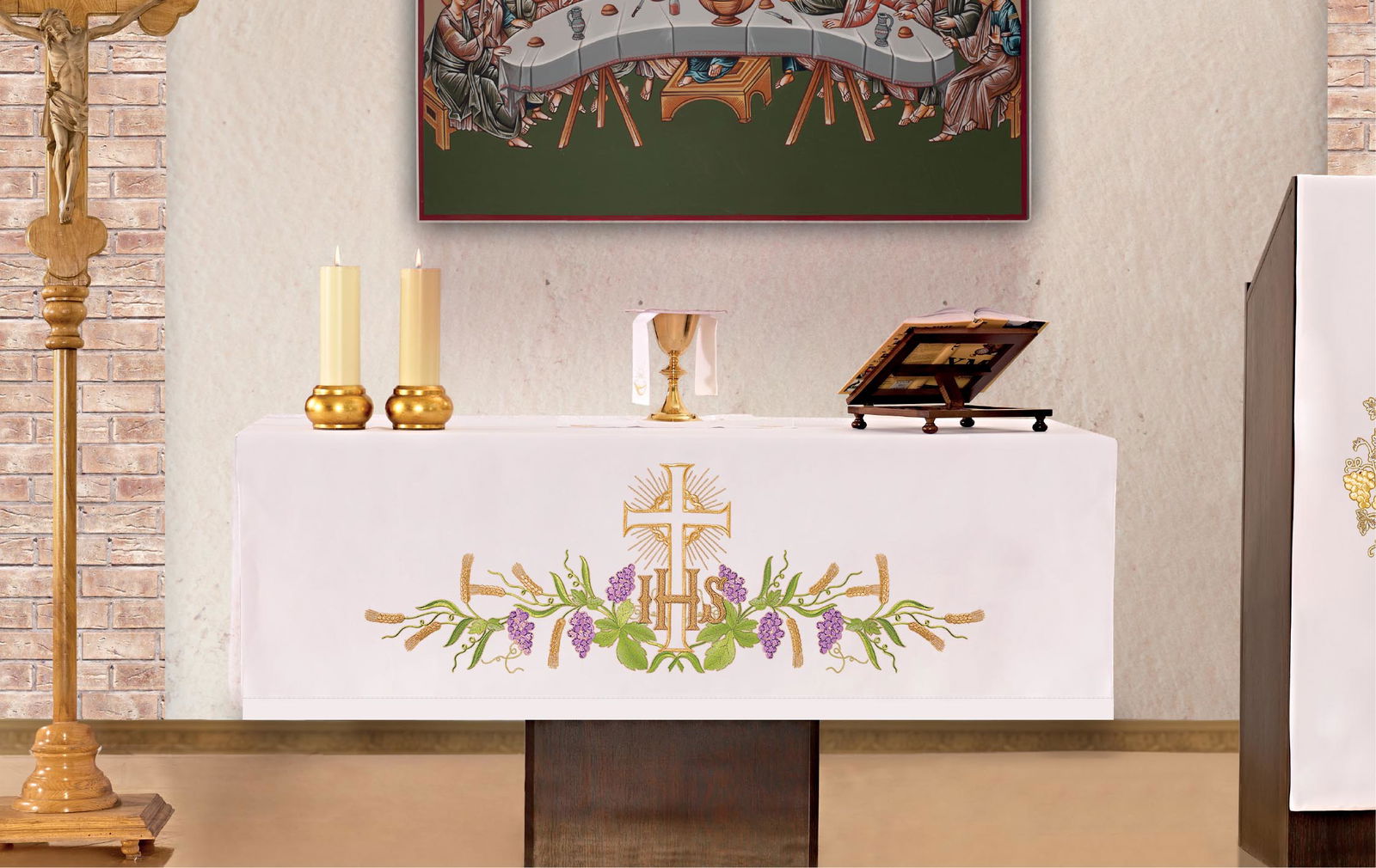 Toalha de altar com bordado frontal floral e motivo IHS