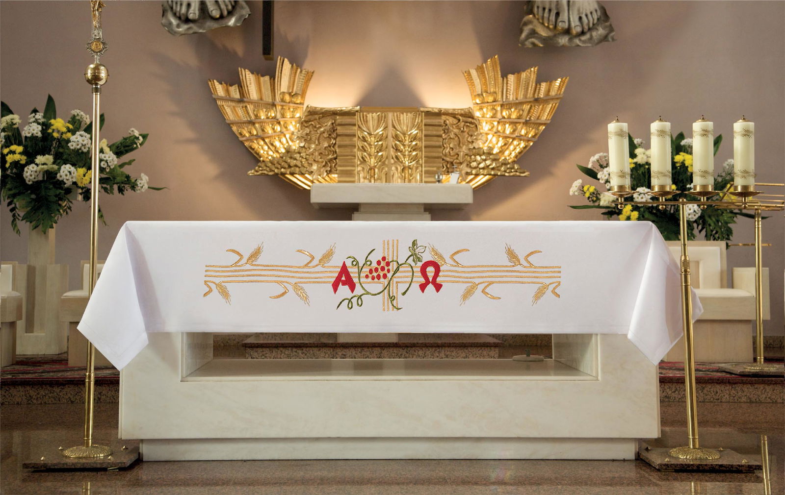 Toalha de altar com bordado frontal vermelho e dourado Alfa e Ômega