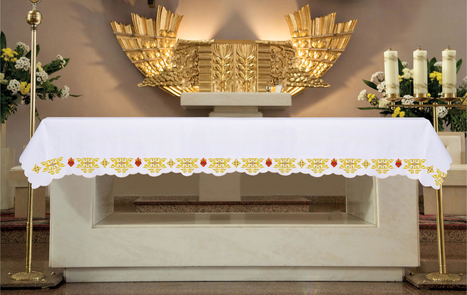 Toalha de altar com bordado frontal de Cruzes douradas e Sagrado Coração de Jesus.