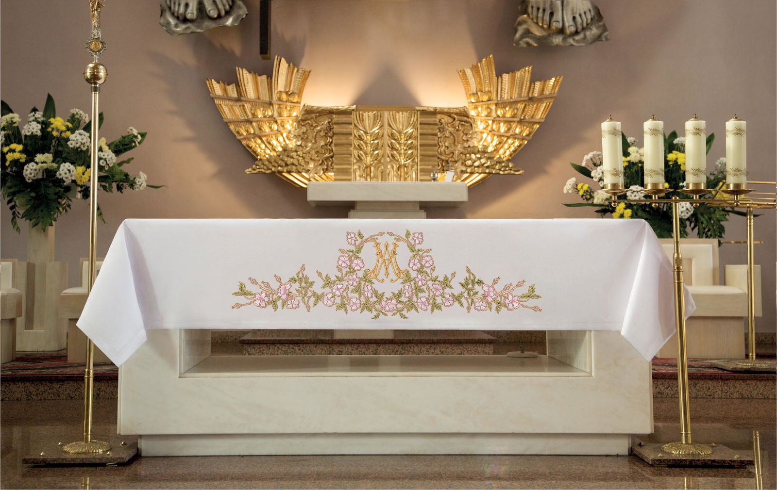Toalha de altar ricamente bordada com bordado frontal e motivo mariano