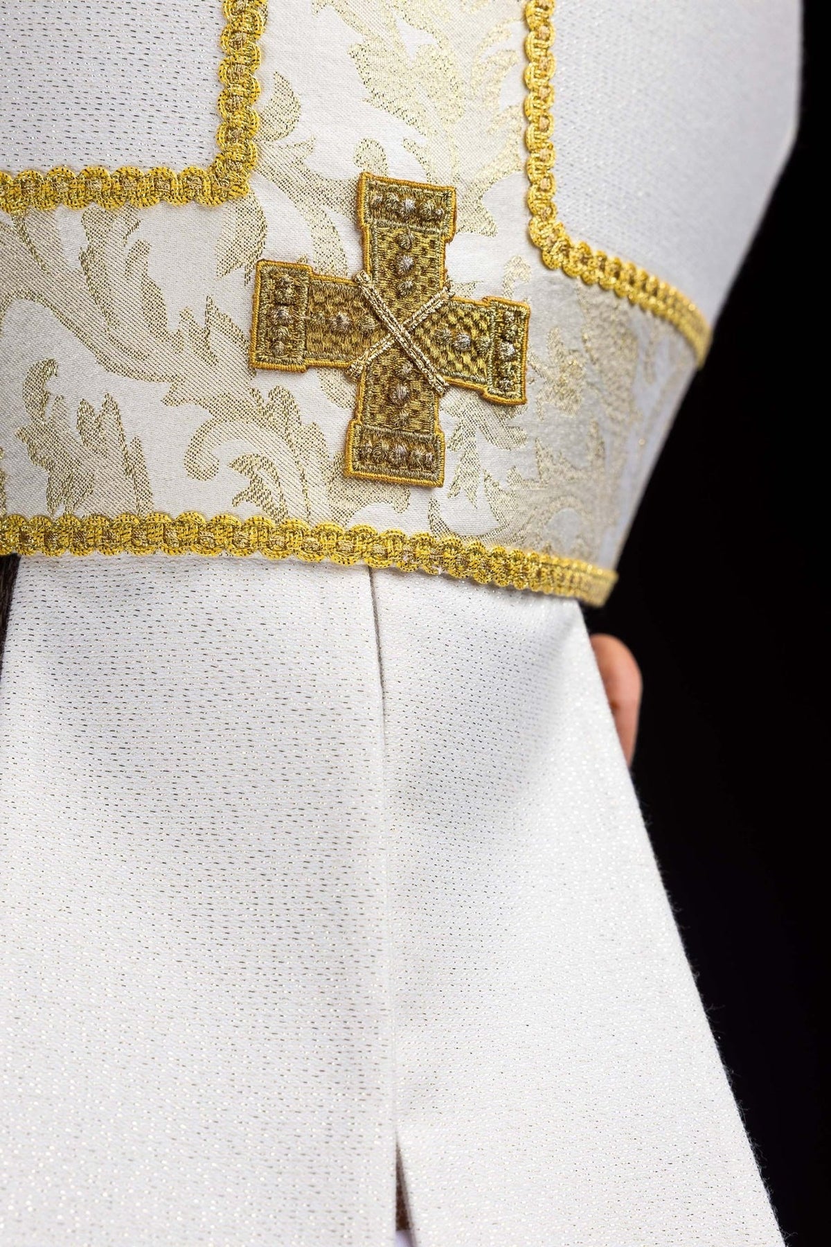 Mitra haftowana z krzyżem ozdobiona tkaniną żakardową ecru