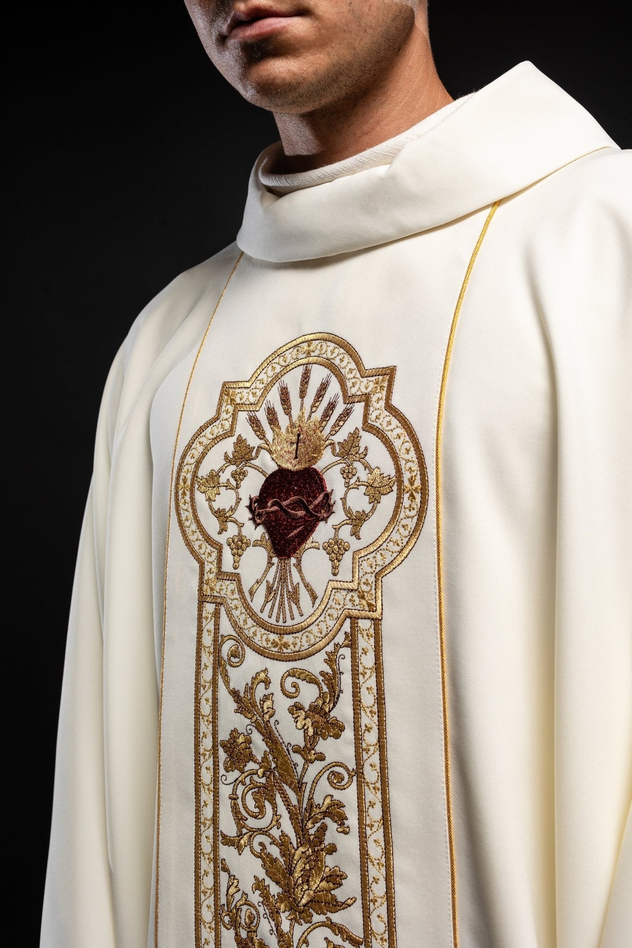 Casula ricamente bordada com o símbolo do Sagrado Coração de Jesus e PAX - Creme