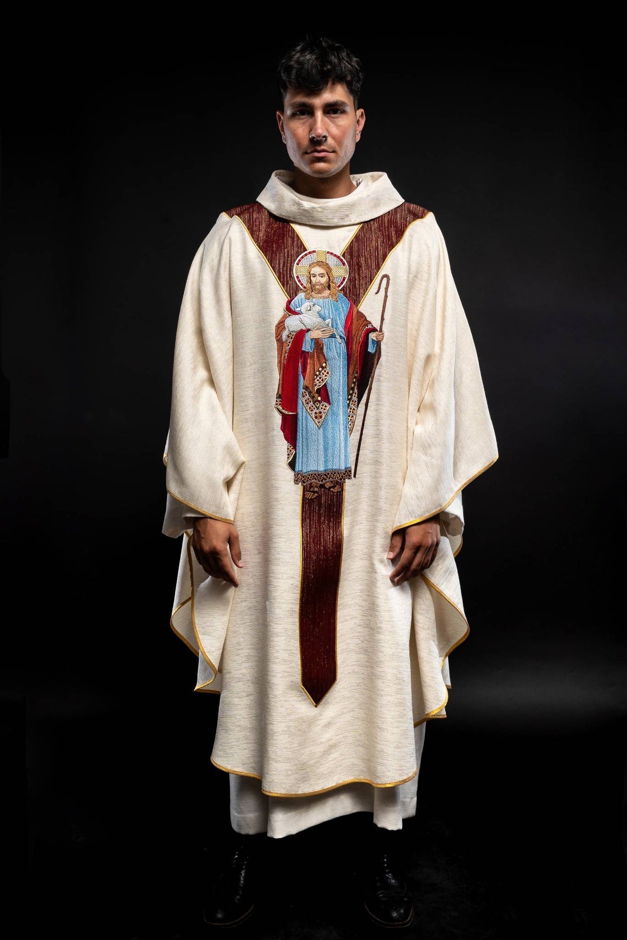 Casula creme com imagem de Jesus Bom Pastor e faixa decorativa bordô