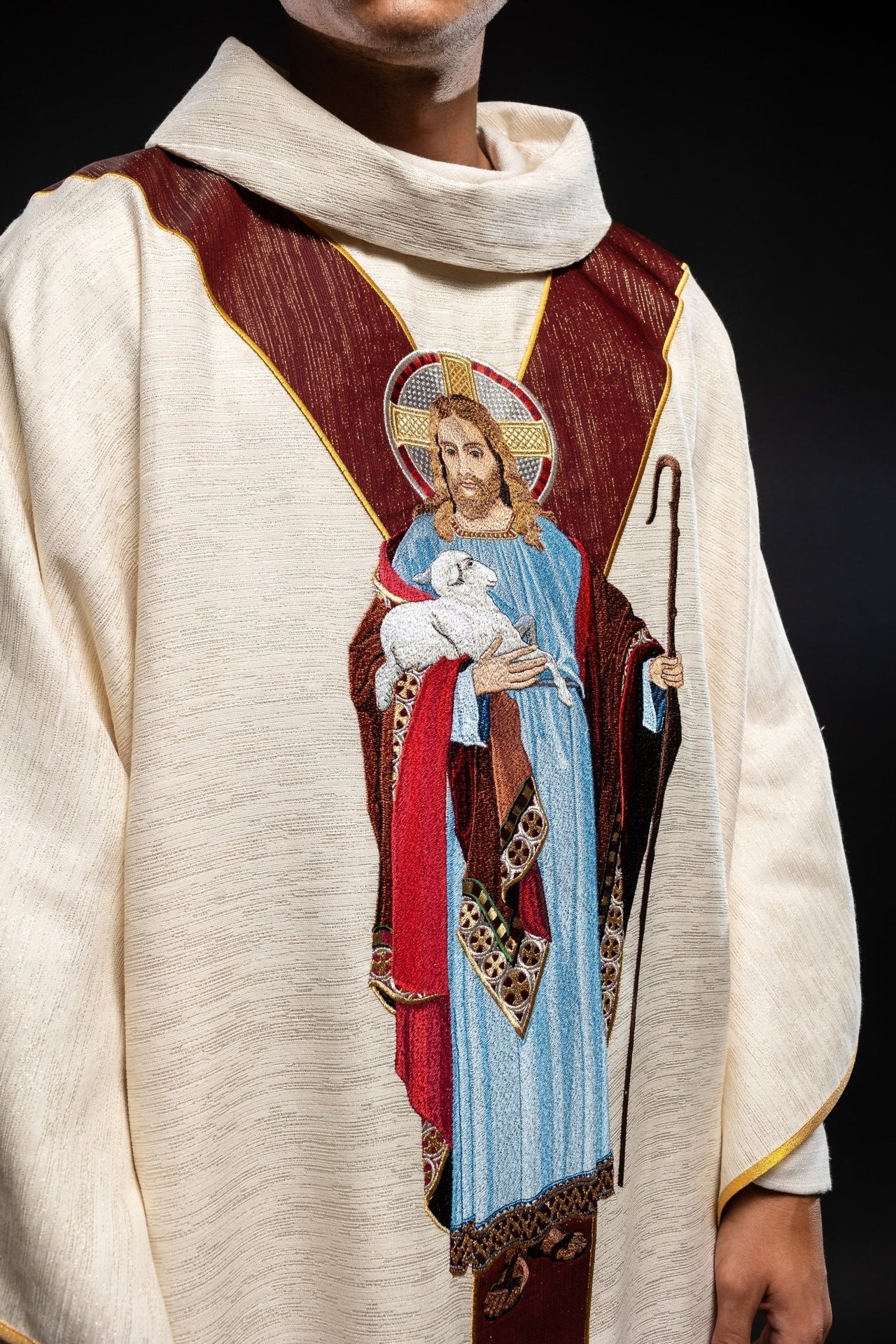 Casula creme com imagem de Jesus Bom Pastor e faixa decorativa bordô