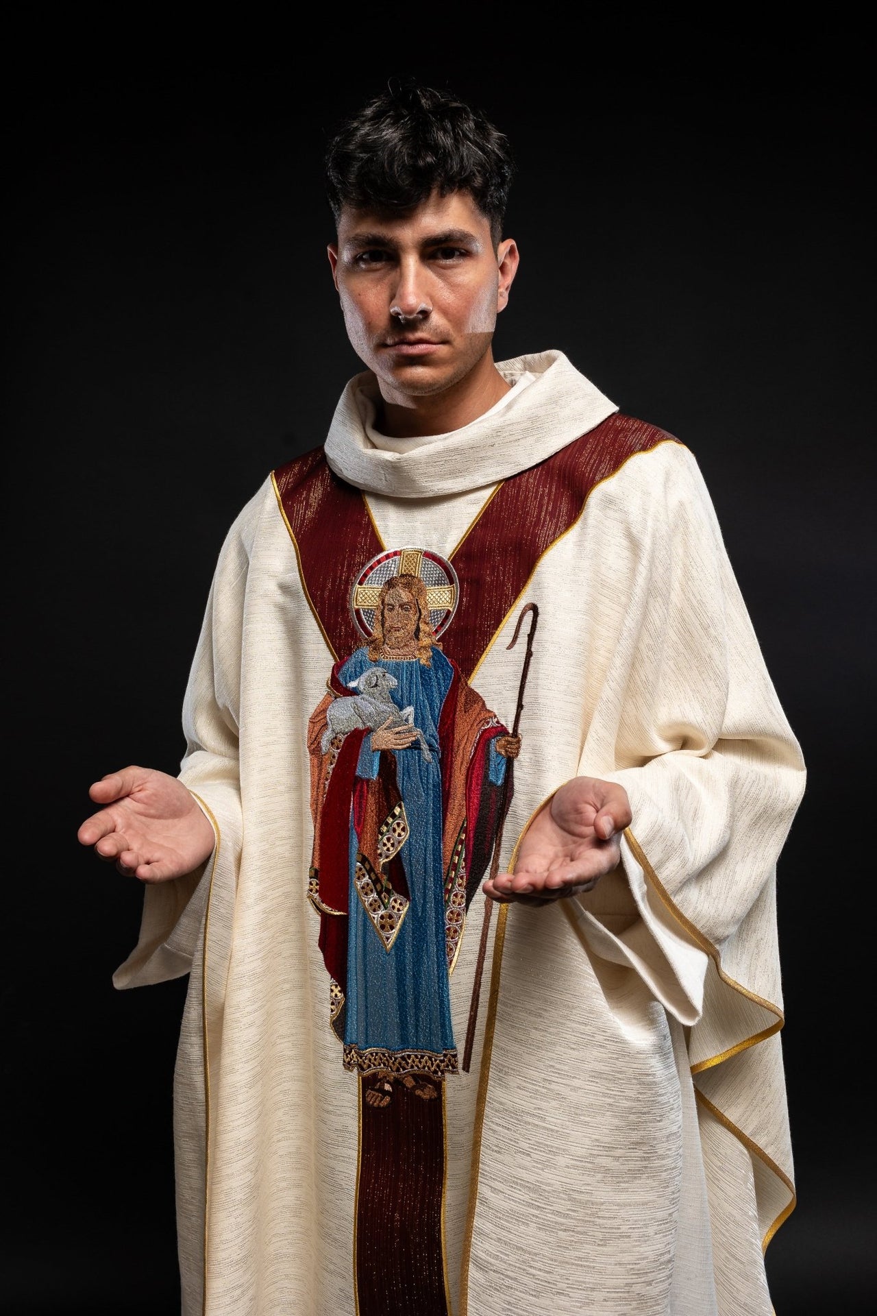 Casula creme com imagem de Jesus Bom Pastor e faixa decorativa bordô