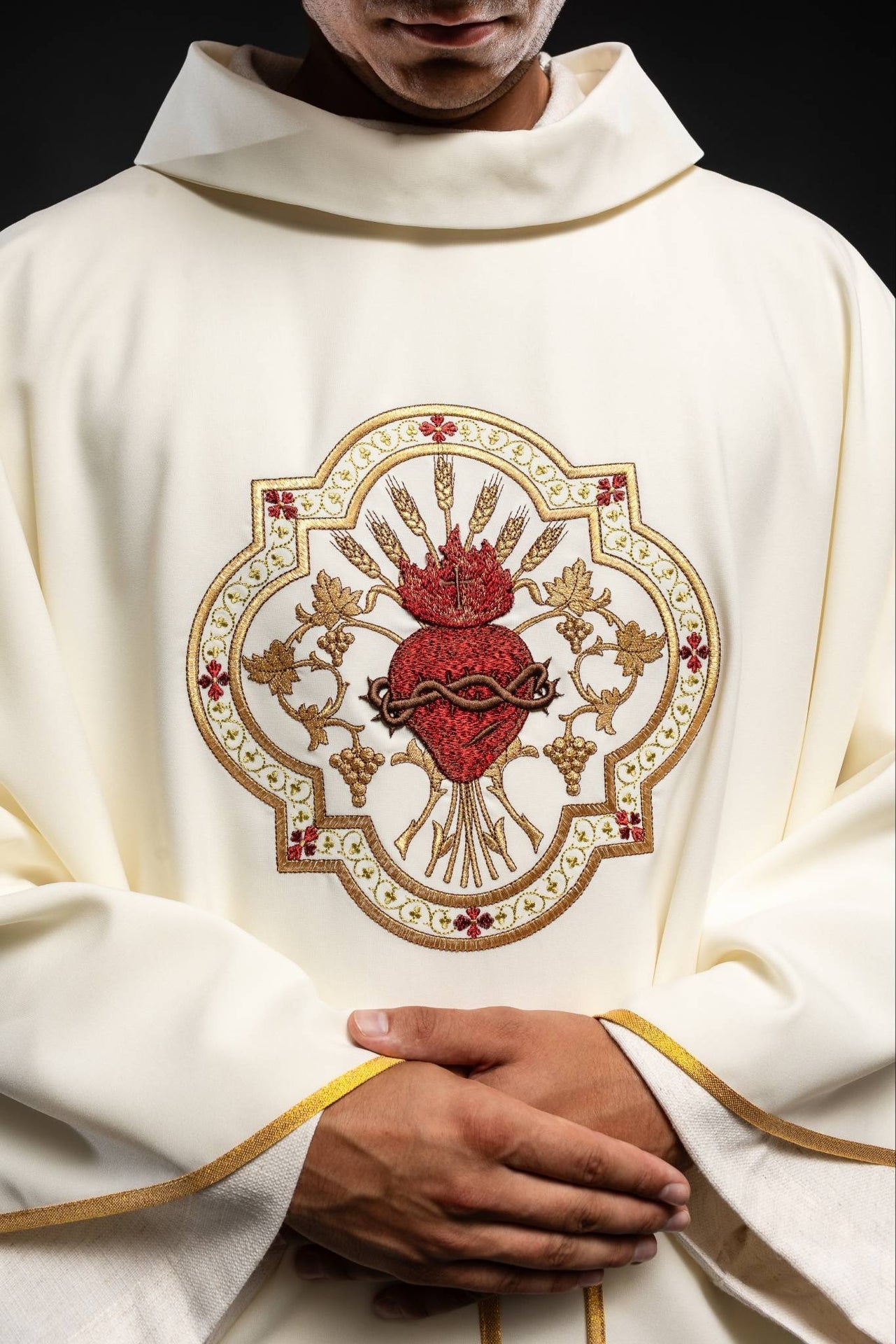Casula bordada com motivo do Sagrado Coração de Jesus e Cálice Eucarístico