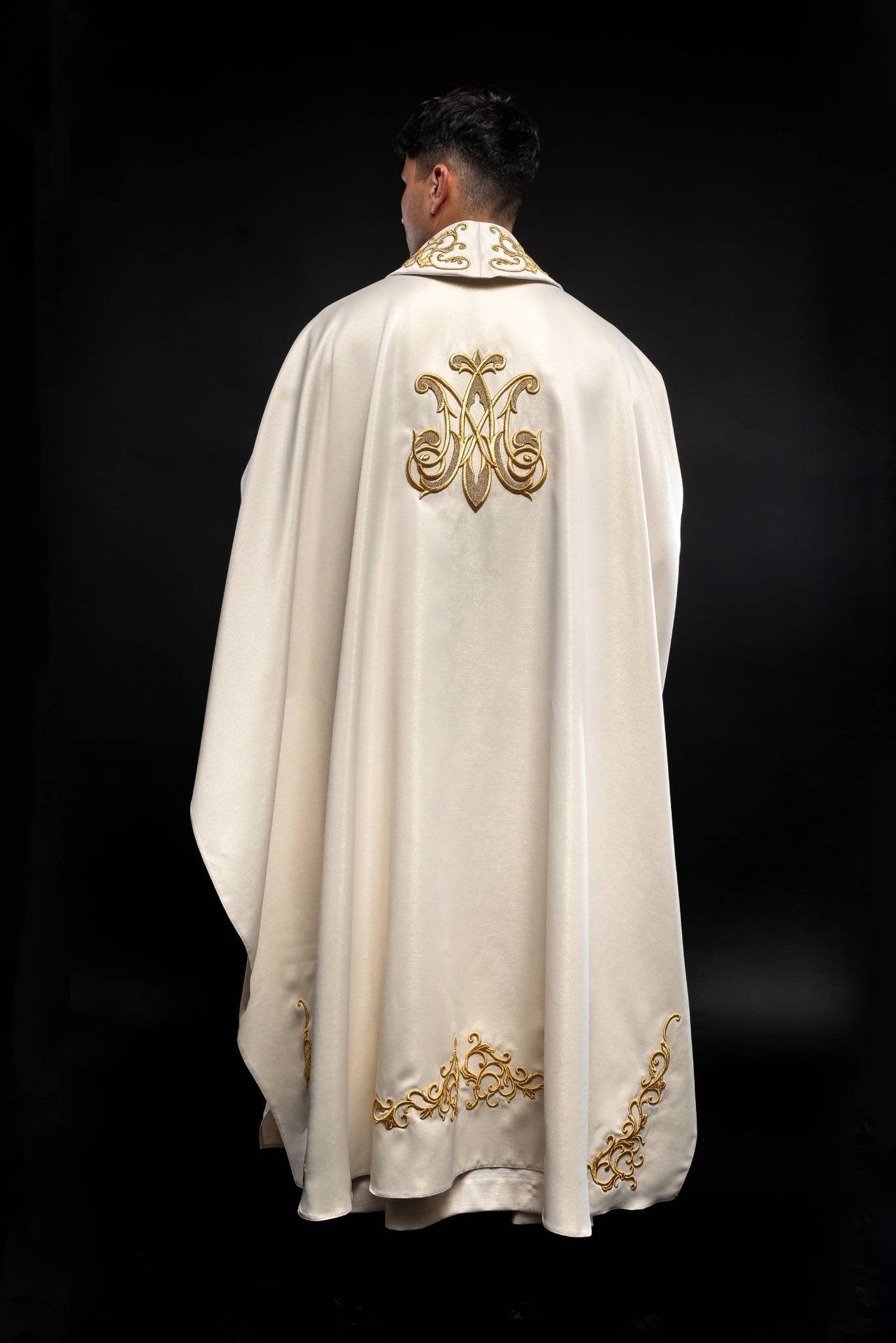 Casula litúrgica creme com imagem de Nossa Senhora Aconchegando o Menino Jesus