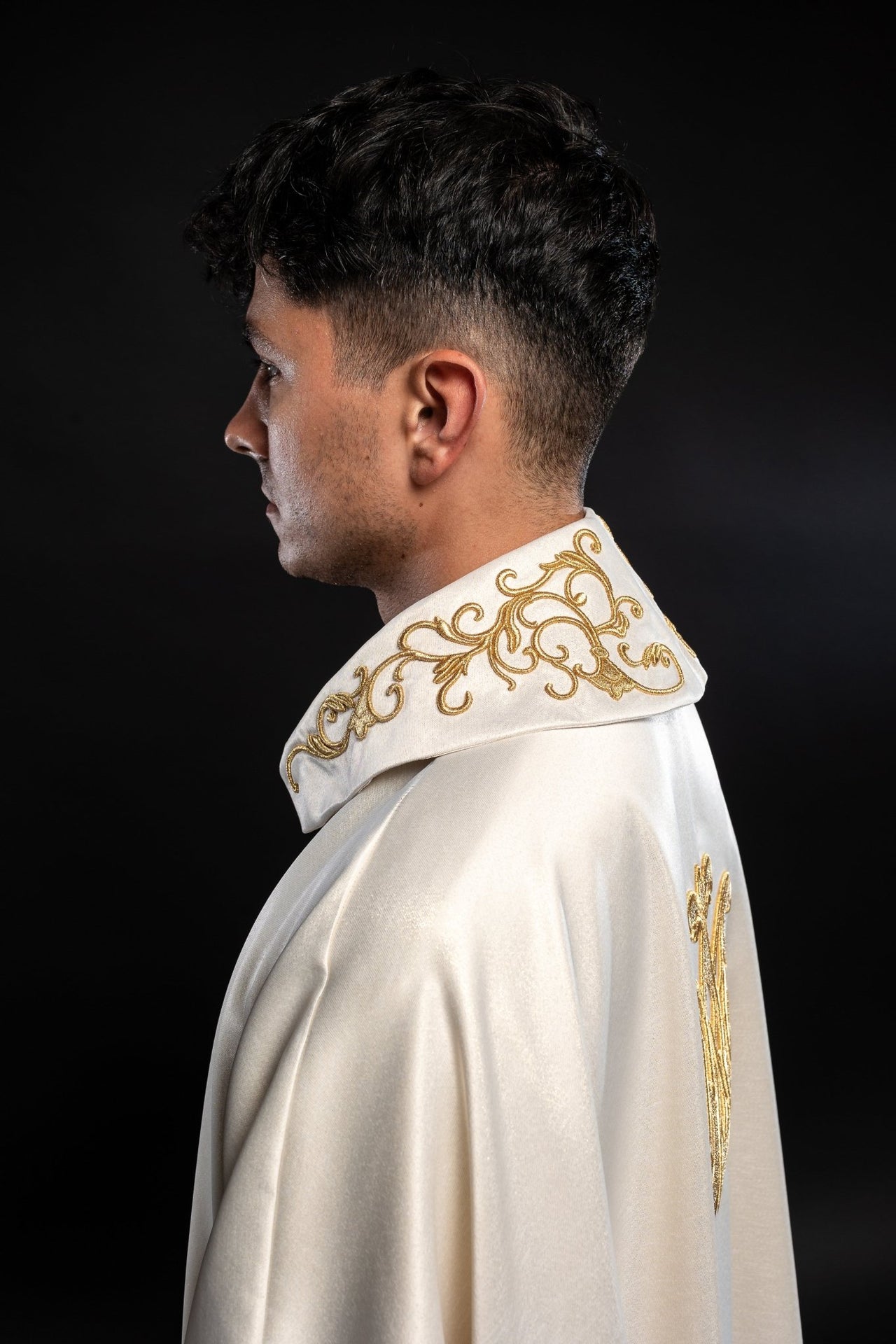 Casula litúrgica creme com imagem de Nossa Senhora Aconchegando o Menino Jesus
