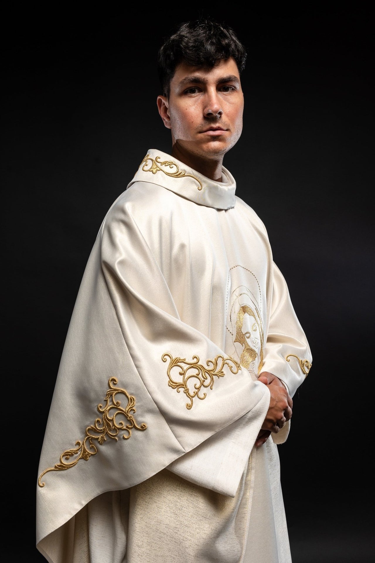 Casula litúrgica creme com imagem de Nossa Senhora Aconchegando o Menino Jesus