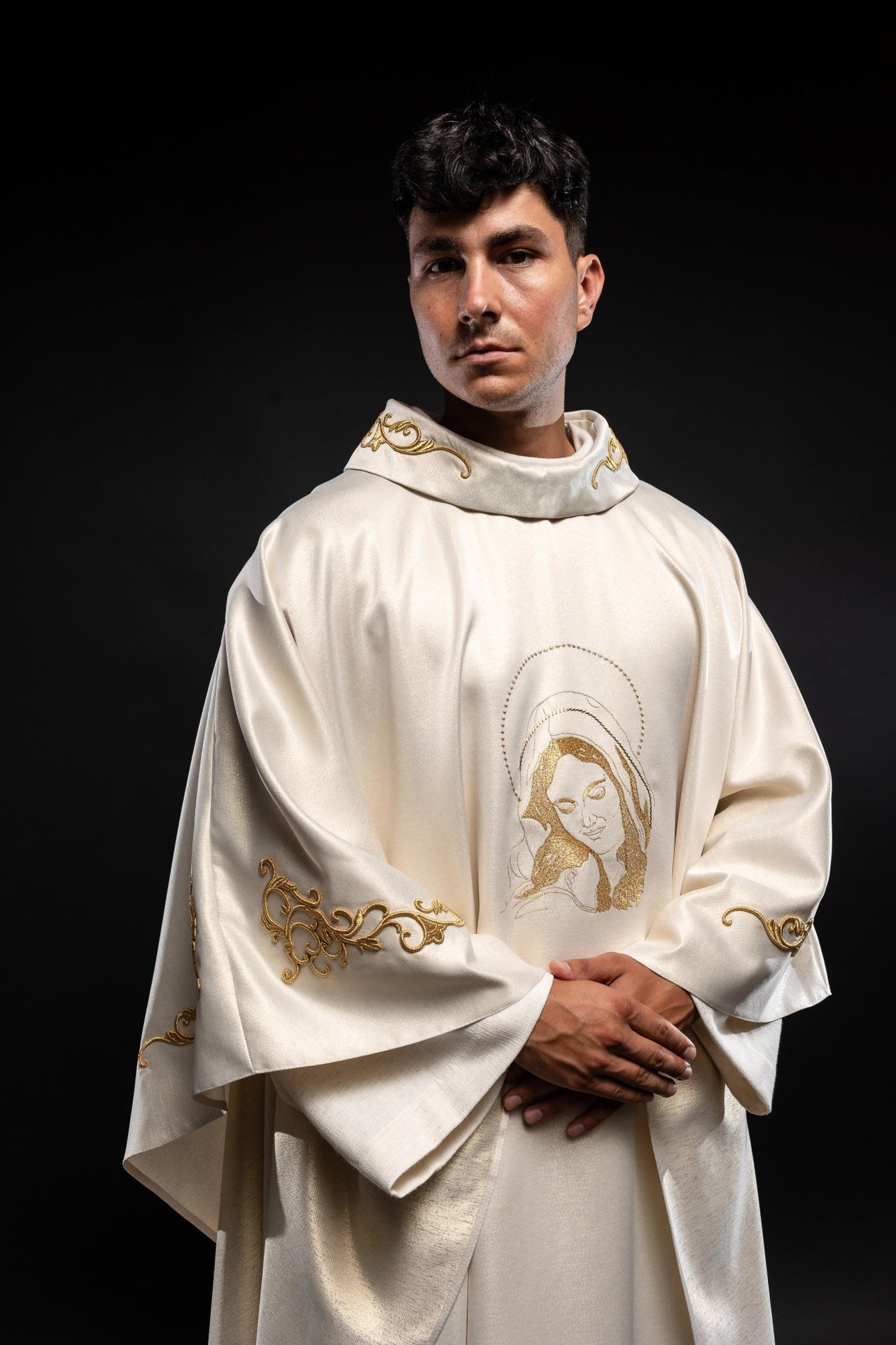 Casula litúrgica creme com imagem de Nossa Senhora Aconchegando o Menino Jesus