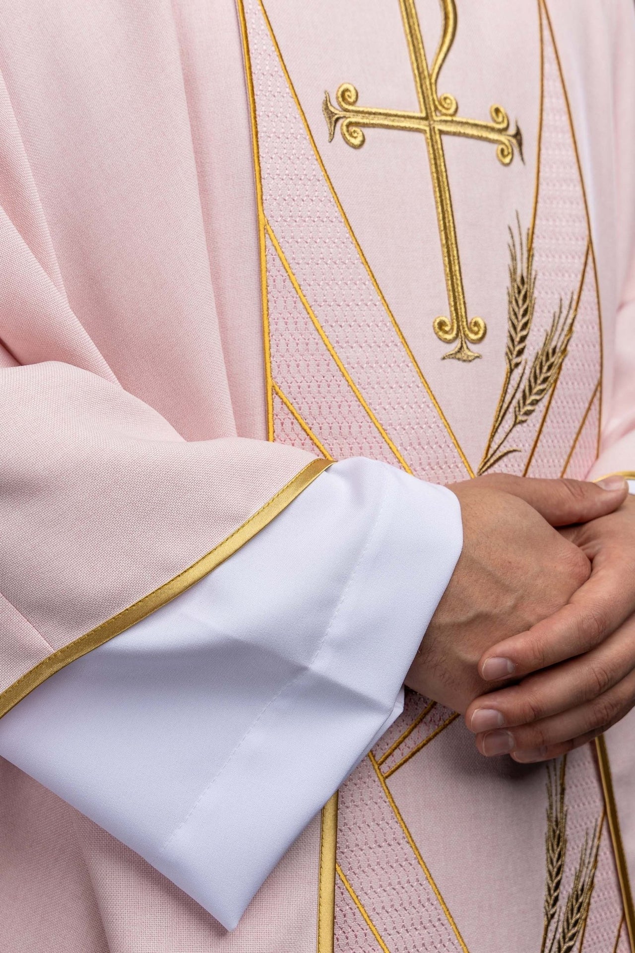 Ornat w kolorze różowym z haftowanym pasem Pax