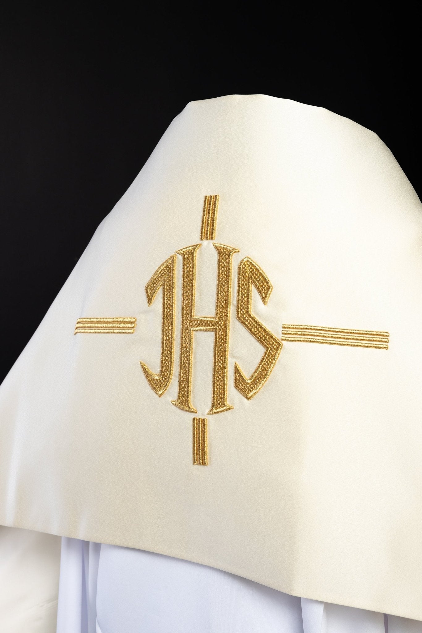 Véu bordado IHS com detalhes dourados na cor creme