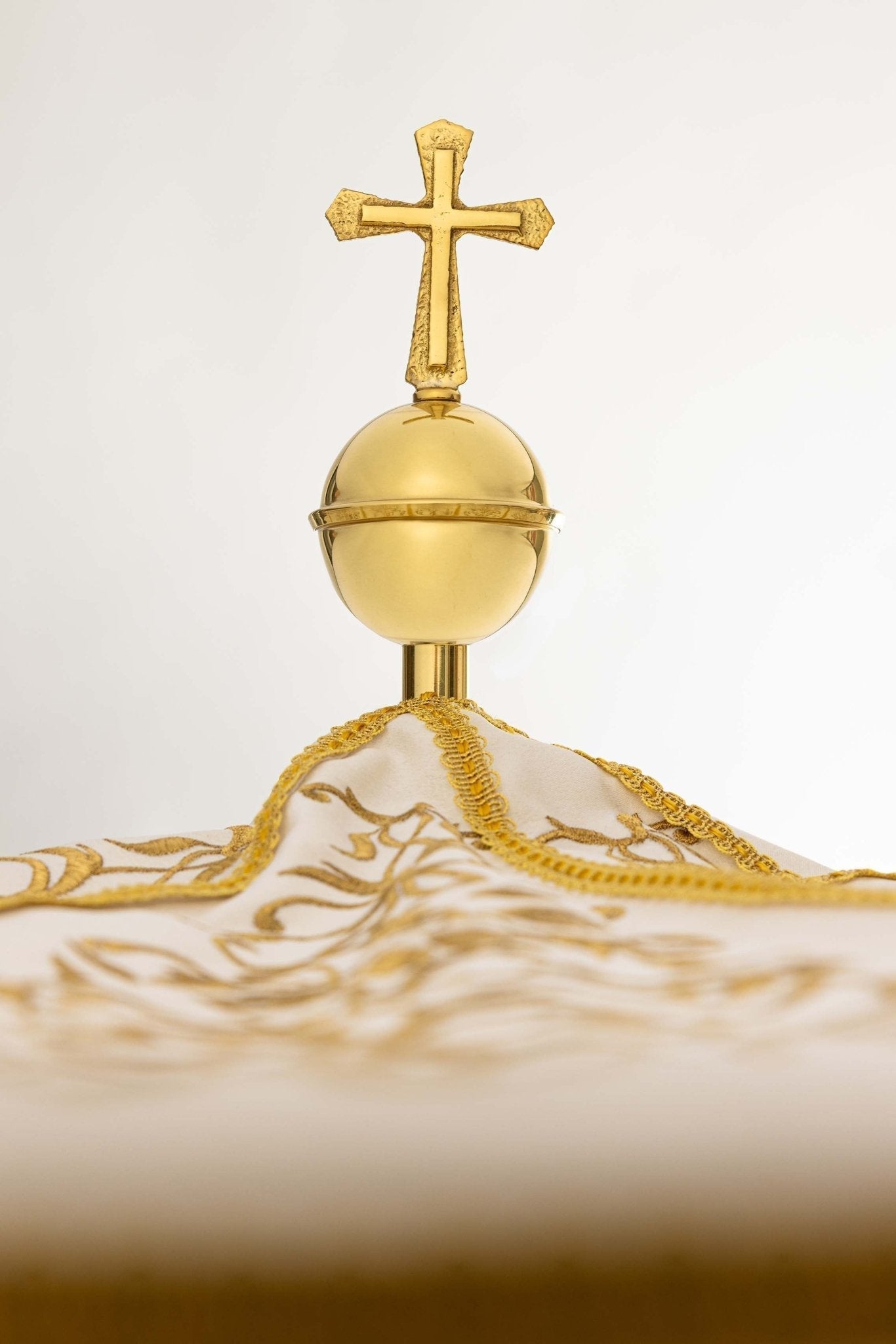 Umbela processional creme com ornamento floral dourado