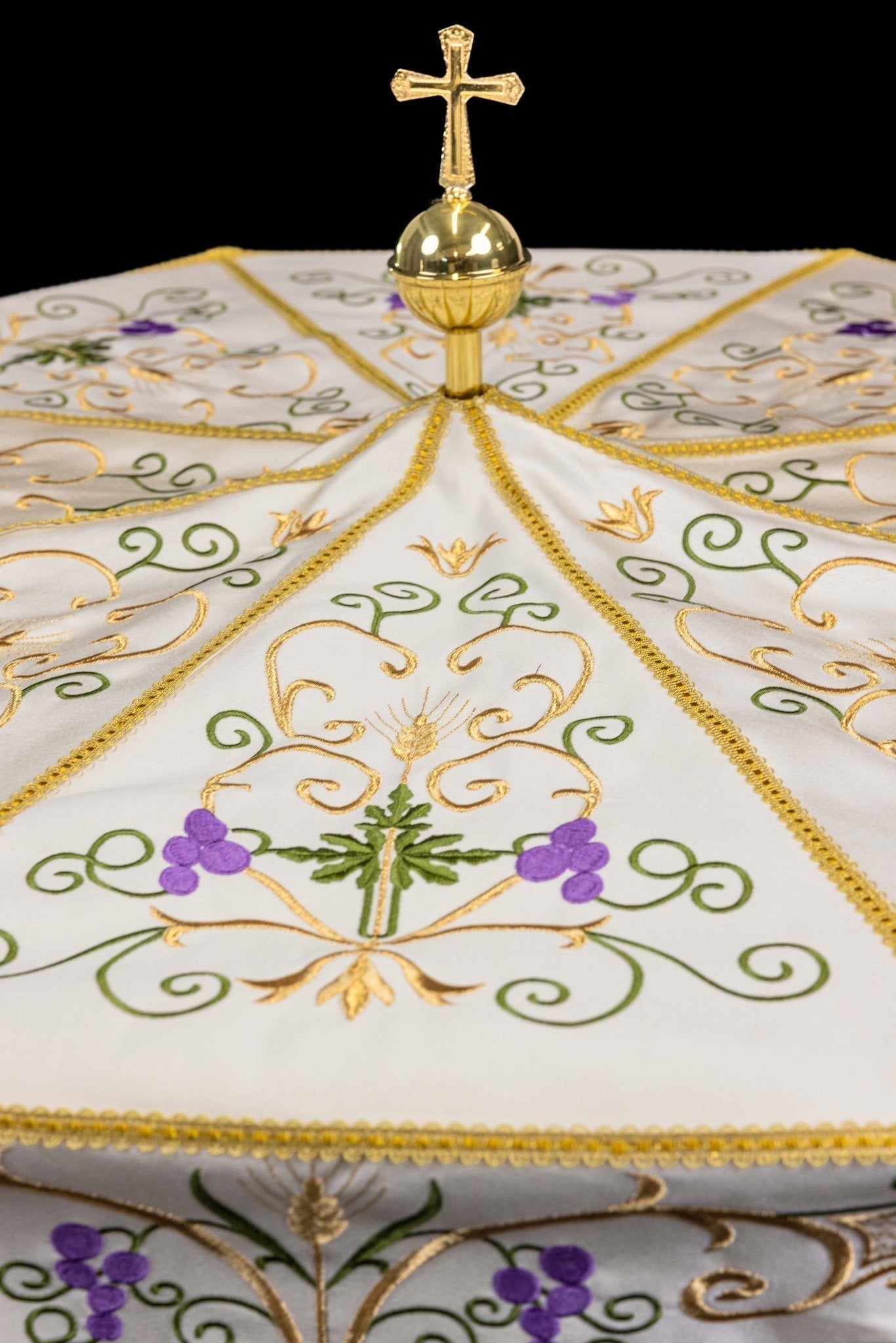 Detalhe do bordado floral colorido na umbela processional creme