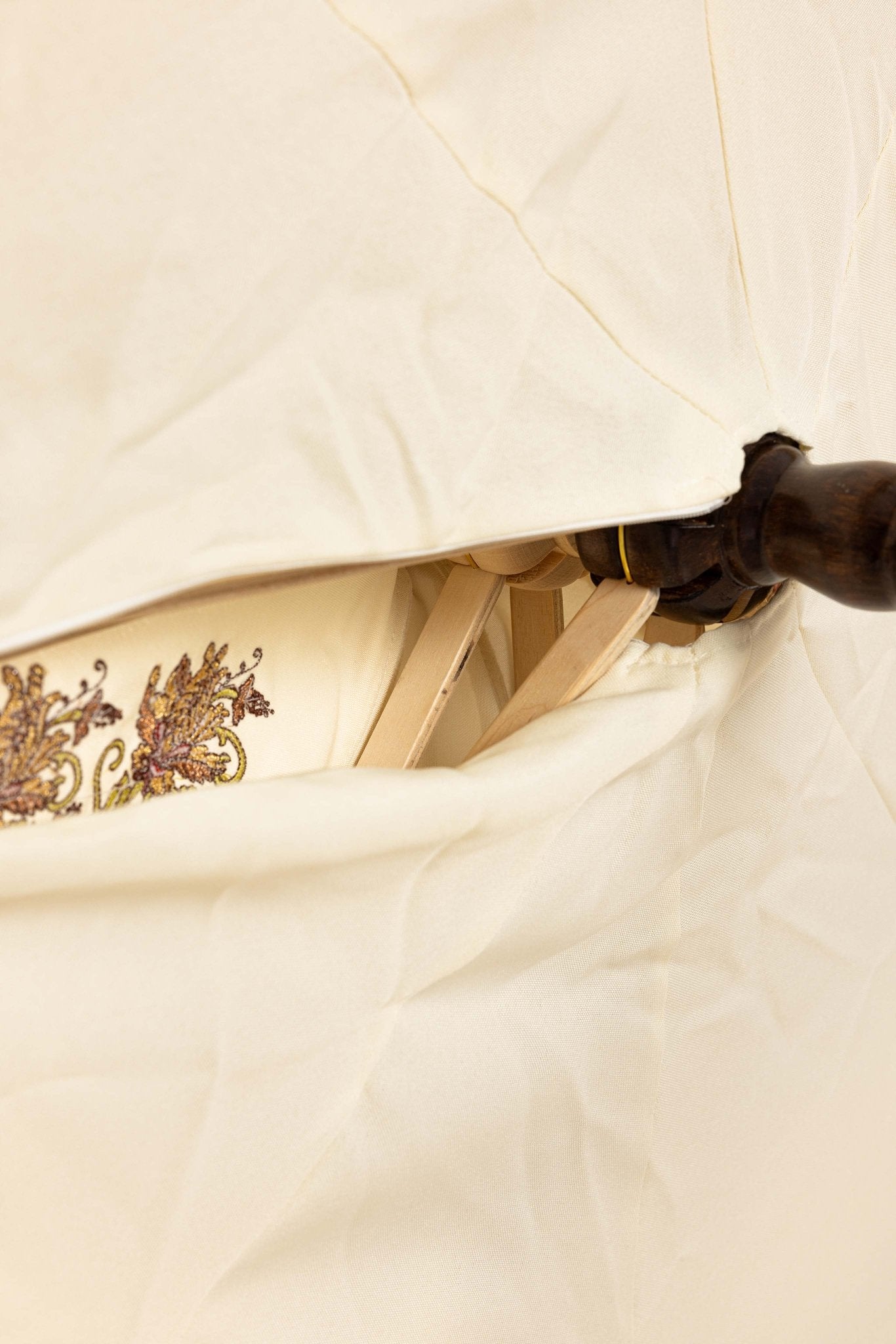 Umbela processional creme com bordado floral e franjas douradas
