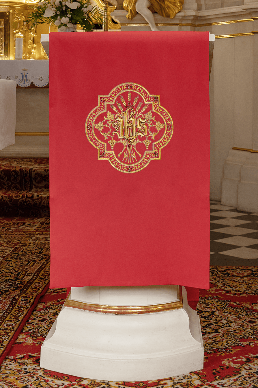 Pano de ambão vermelho com bordado IHS dourado