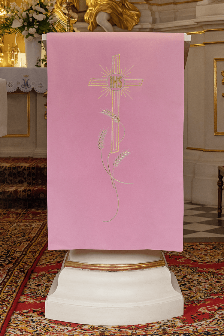 Pano de ambão rosa com bordado de cruz e IHS
