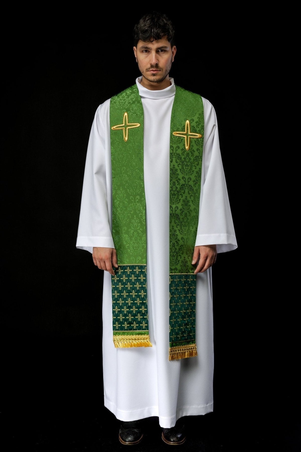 Estola verde vestida, vista frontal, com cruzes douradas, faixa inferior e franjas