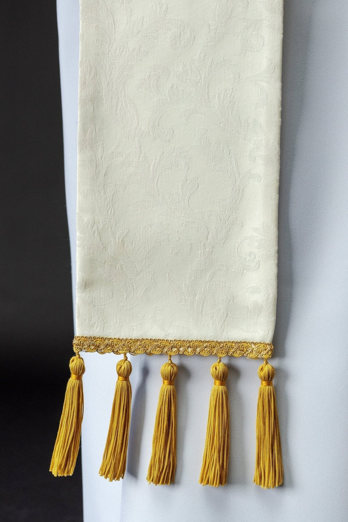 Estola com Cordeiro Pascal, detalhe do tecido jacquard marfim com arabescos