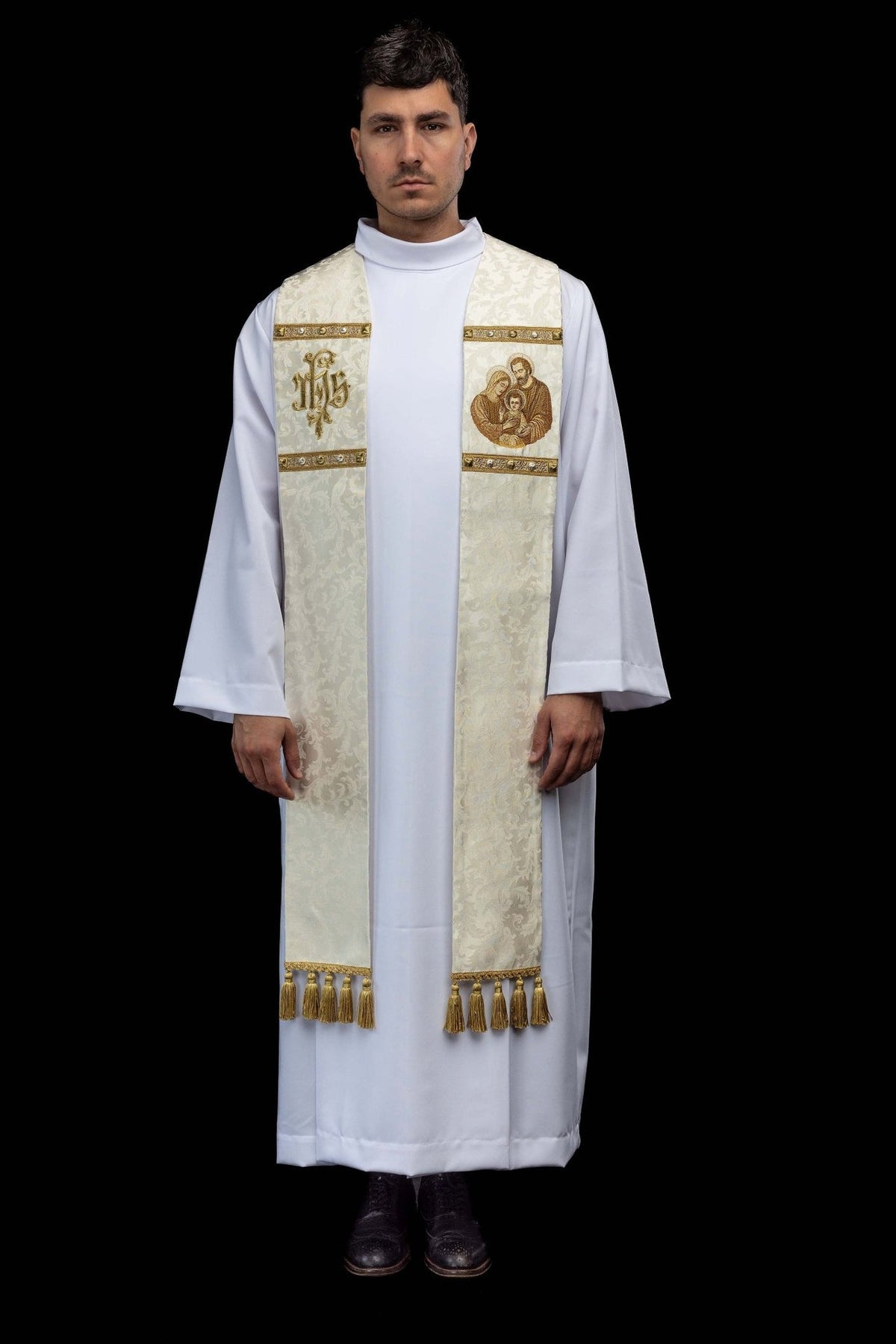 Estola sacerdotal marfim ecru vista frontal completa, com imagem da Sagrada Família, monograma IHS e franjas douradas