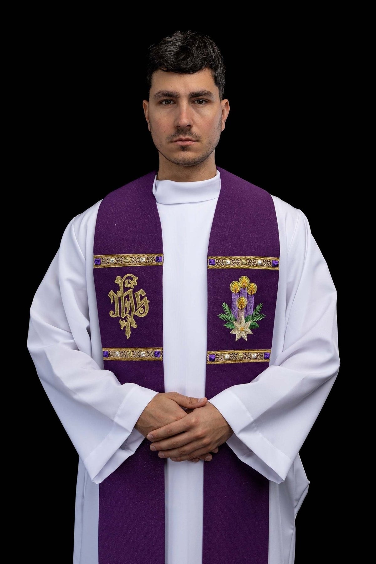Estola sacerdotal bordada para o Advento em tecido brilhante, roxa, usada na frente com monograma IHS e velas bordadas