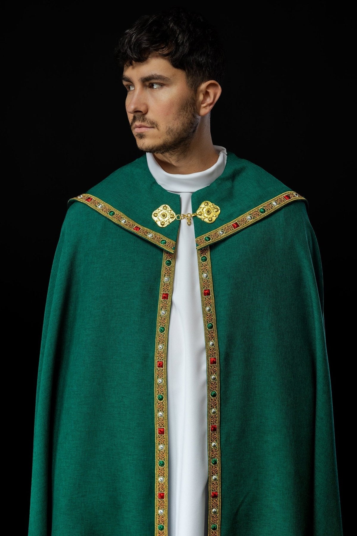 Capa de asperges verde vista frontal, com gola e acabamento dourado