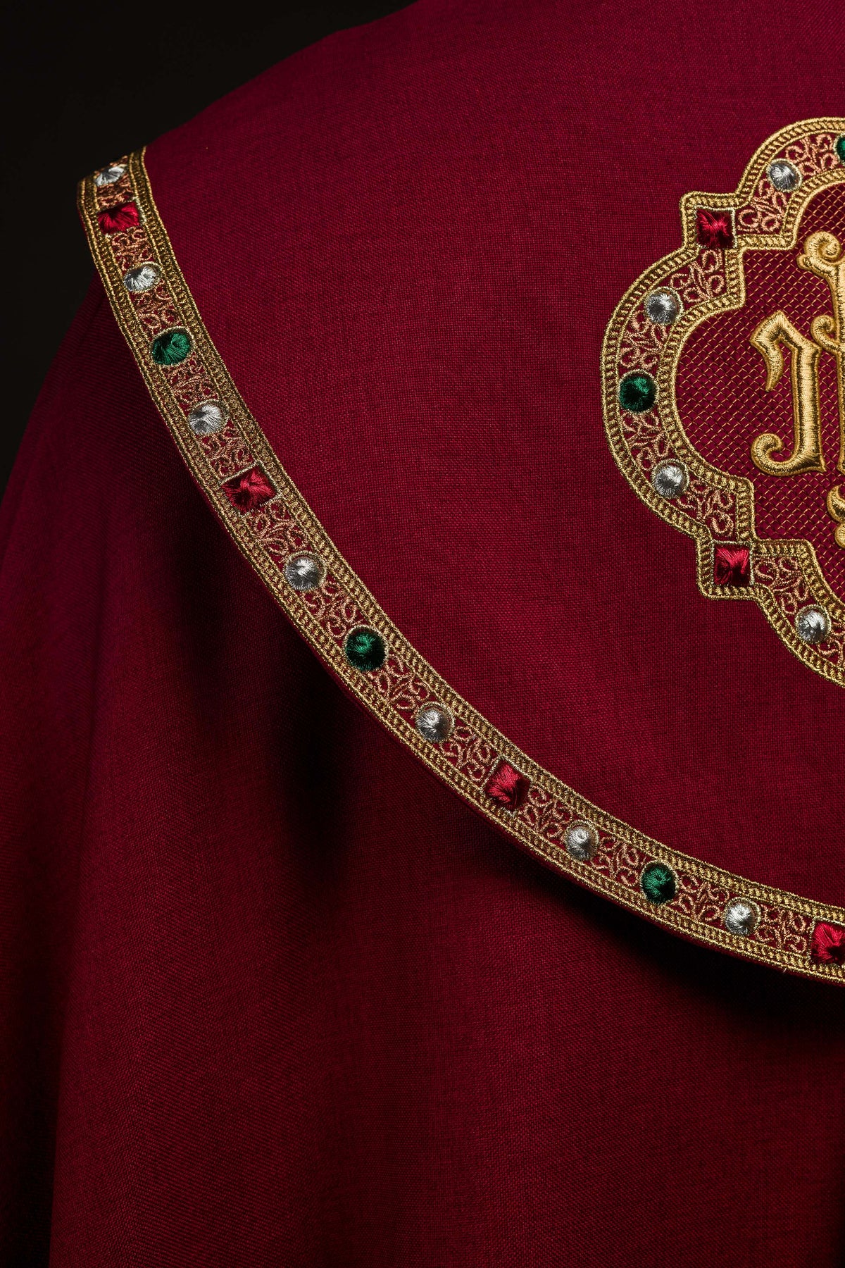 Capa de asperges vermelha, detalhe lateral do galão dourado e do monograma IHS