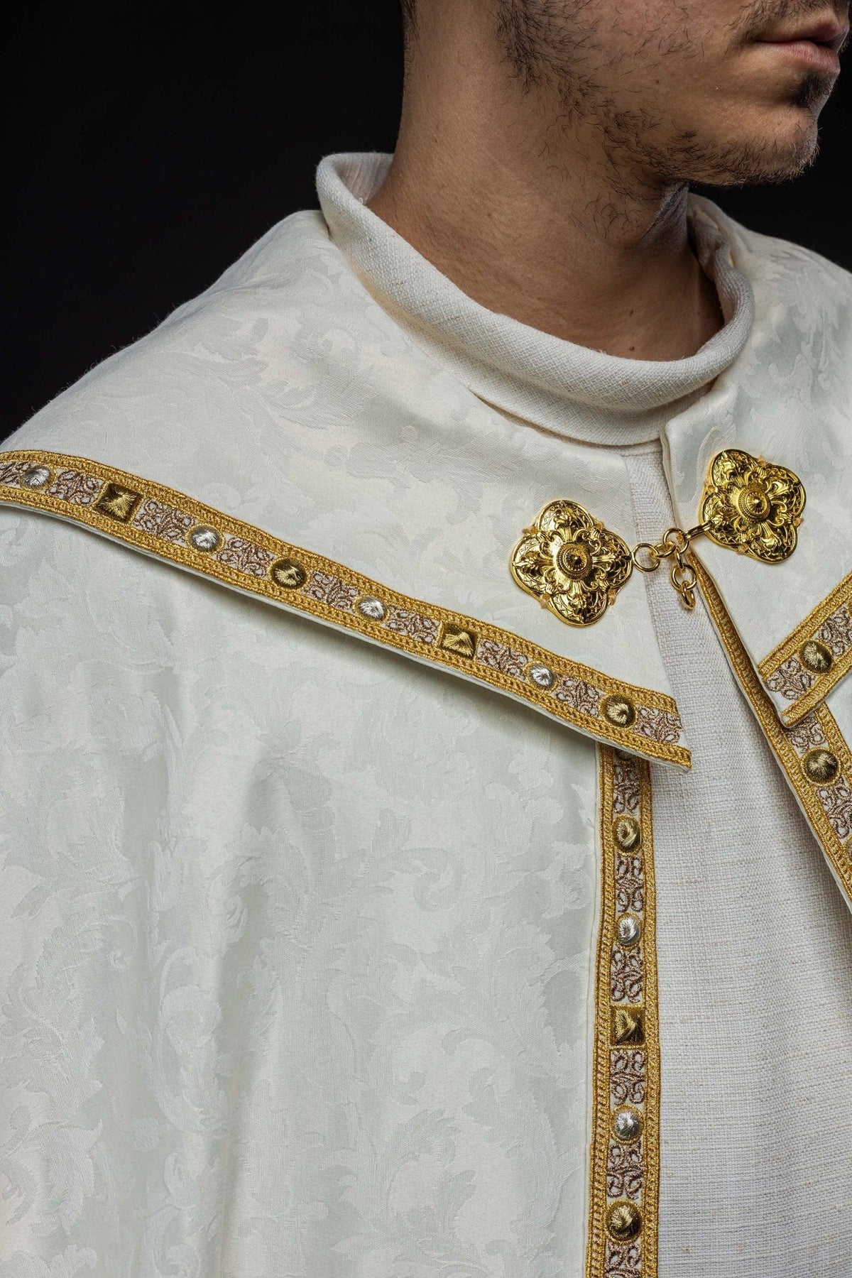 Capa de asperges com close-up do acabamento dourado frontal