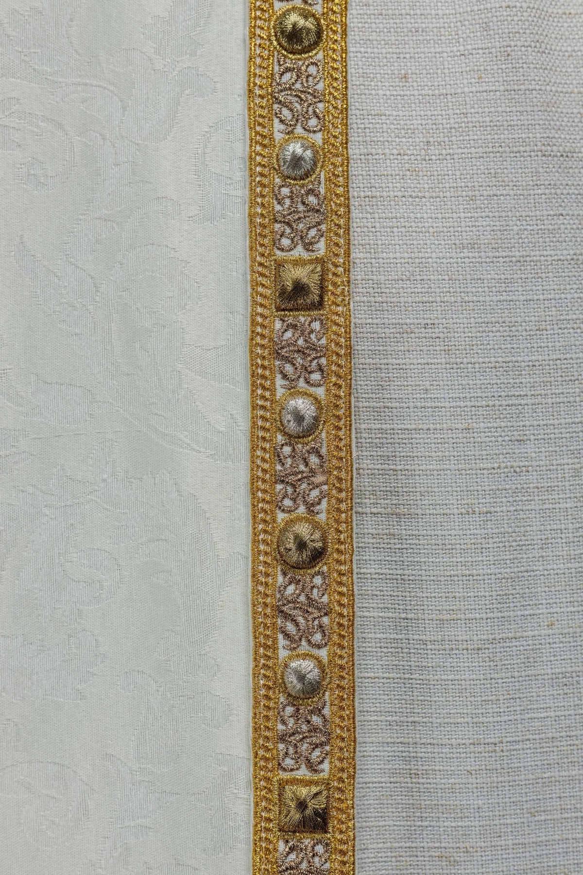 Capa de asperges com Cordeiro Pascal em tecido ornamental, detalhe do tecido branco com galão dourado