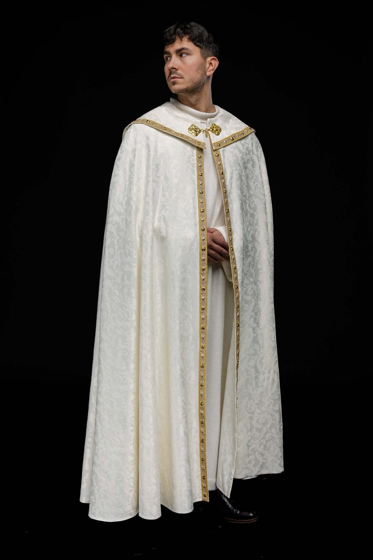 Capa de asperges branca com tecido ornamental, vista frontal e fechamento dourado